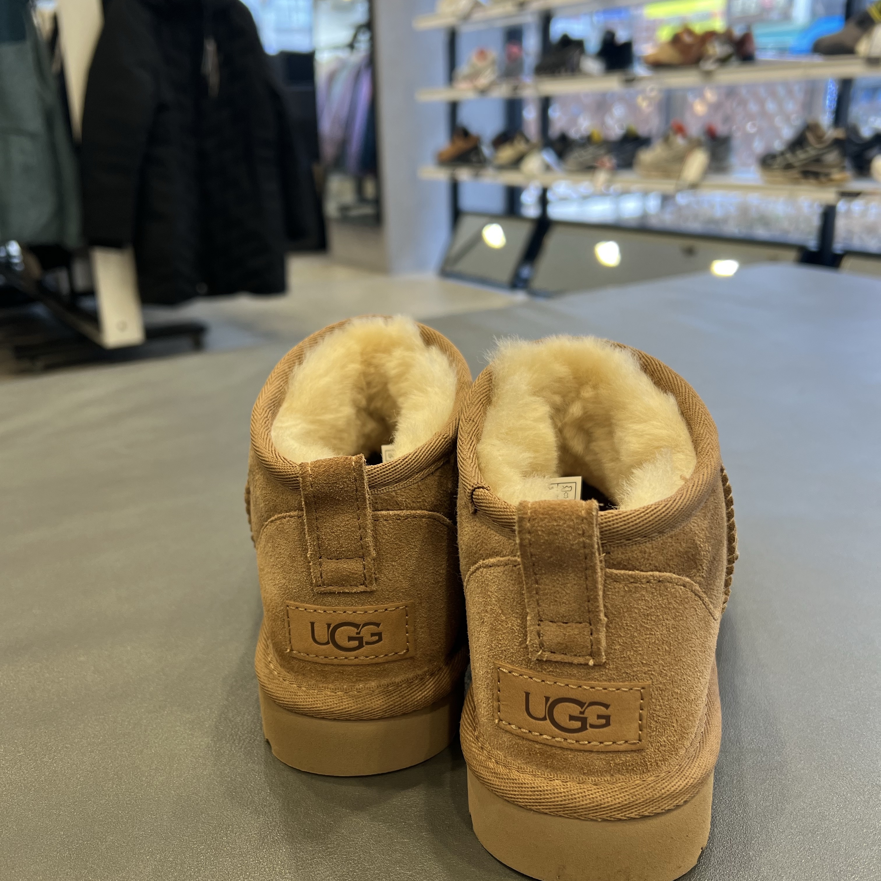 (W) UGG Classic Ultra Mini Boots Chestnut 착용 스타일 - 2
