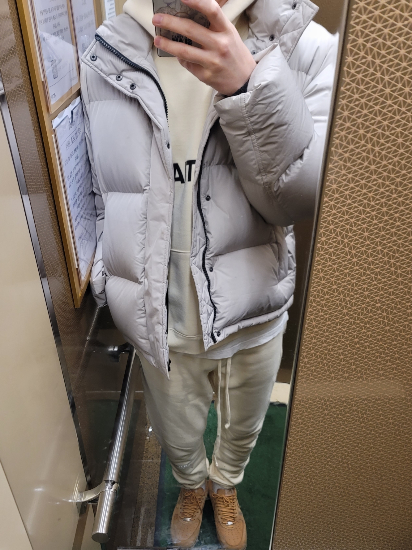 Essentials 3D Silicon Applique Pullover Hoodie Buttercream 2020, Essentials Sweatpants Buttercream 2020 착용 스타일