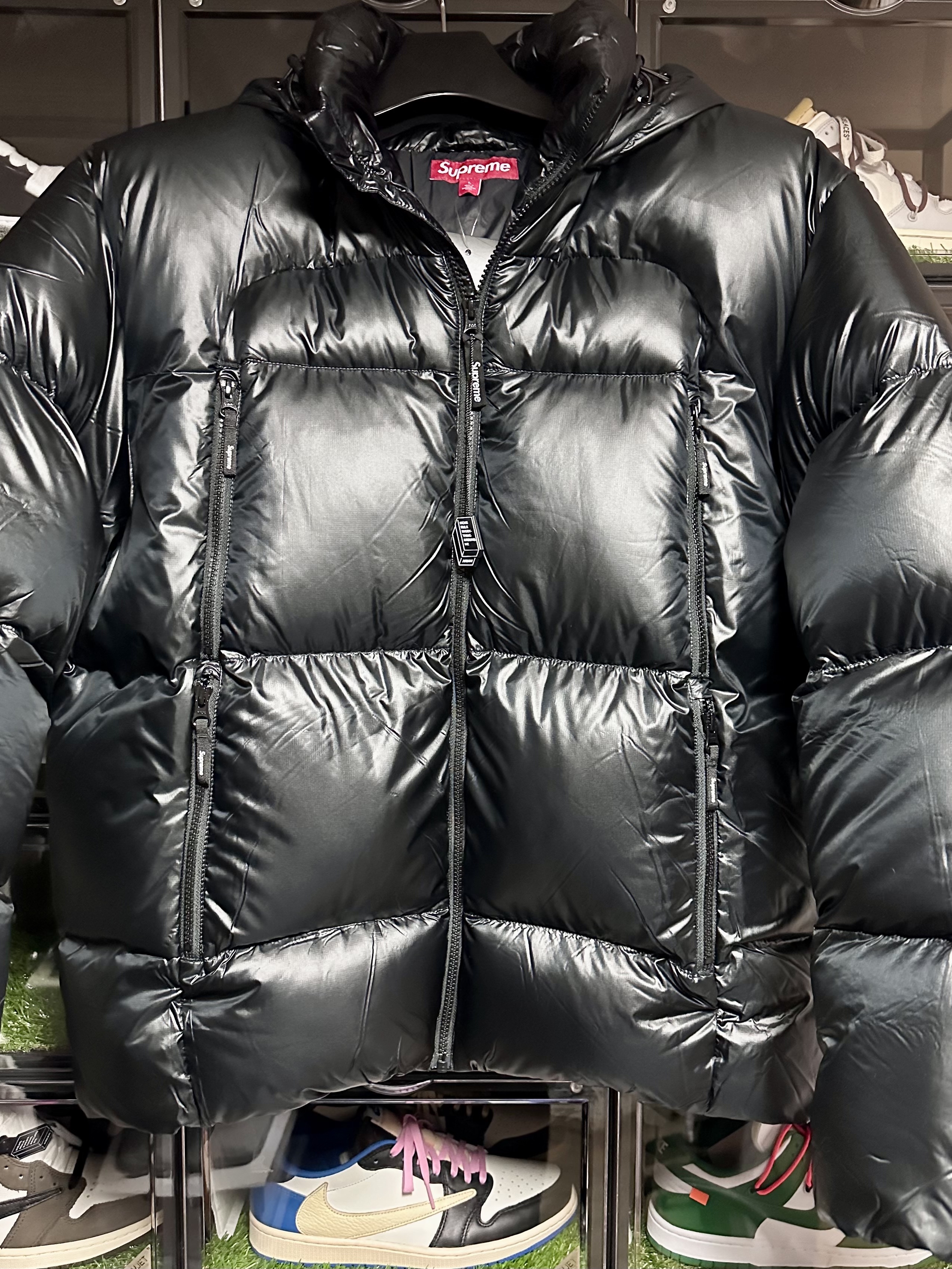 Supreme Featherweight Down Puffer Jacket Black - 23FW 착용 스타일 - 1