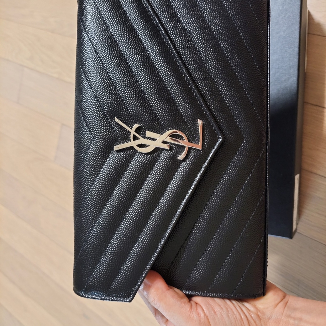 Saint Laurent Cassandre Matelasse Chain Wallet in Grain de Poudre Embossed Leather Black 착용 스타일 - 3