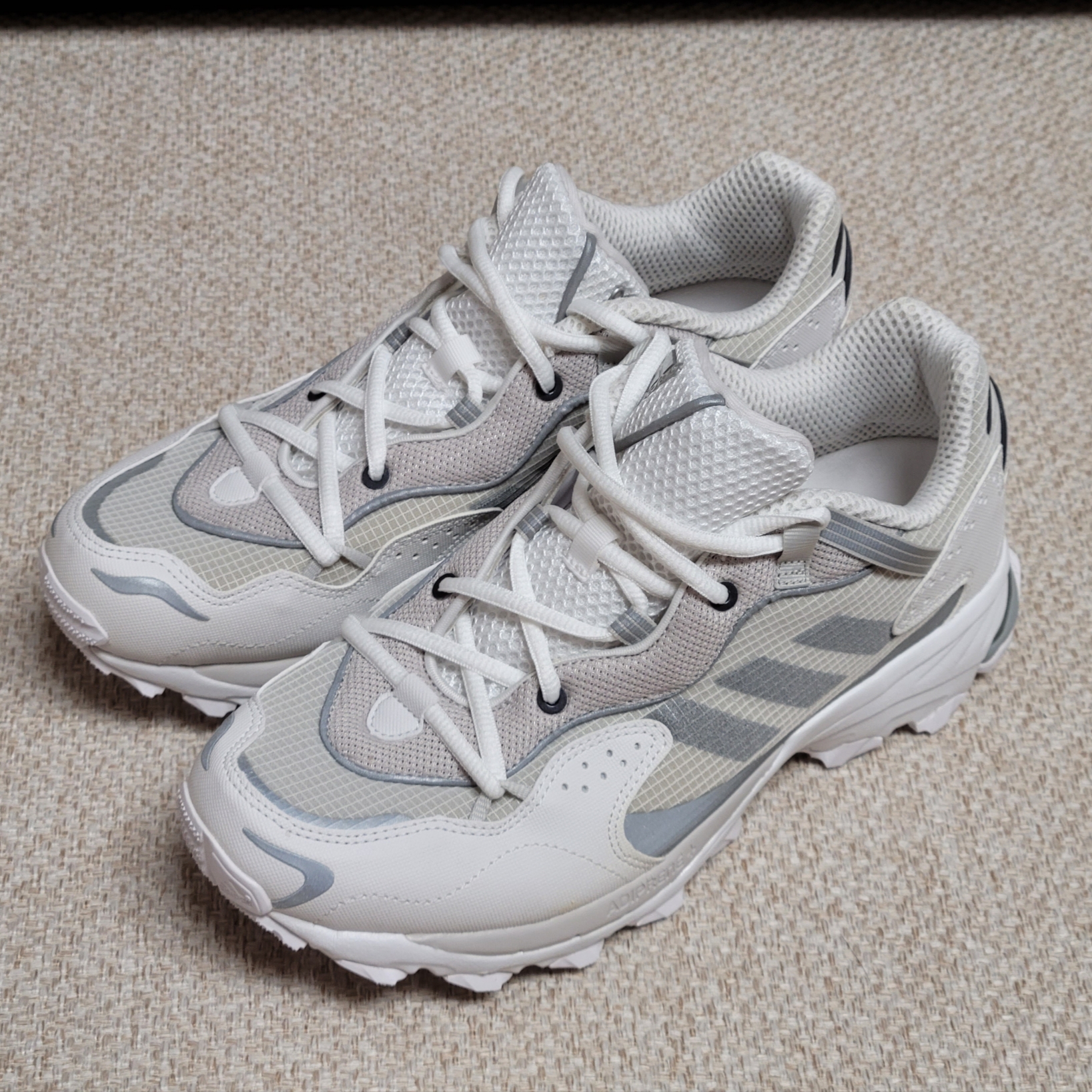 Adidas Response Hoverturf White Metallic Silver 착용 스타일 - 3