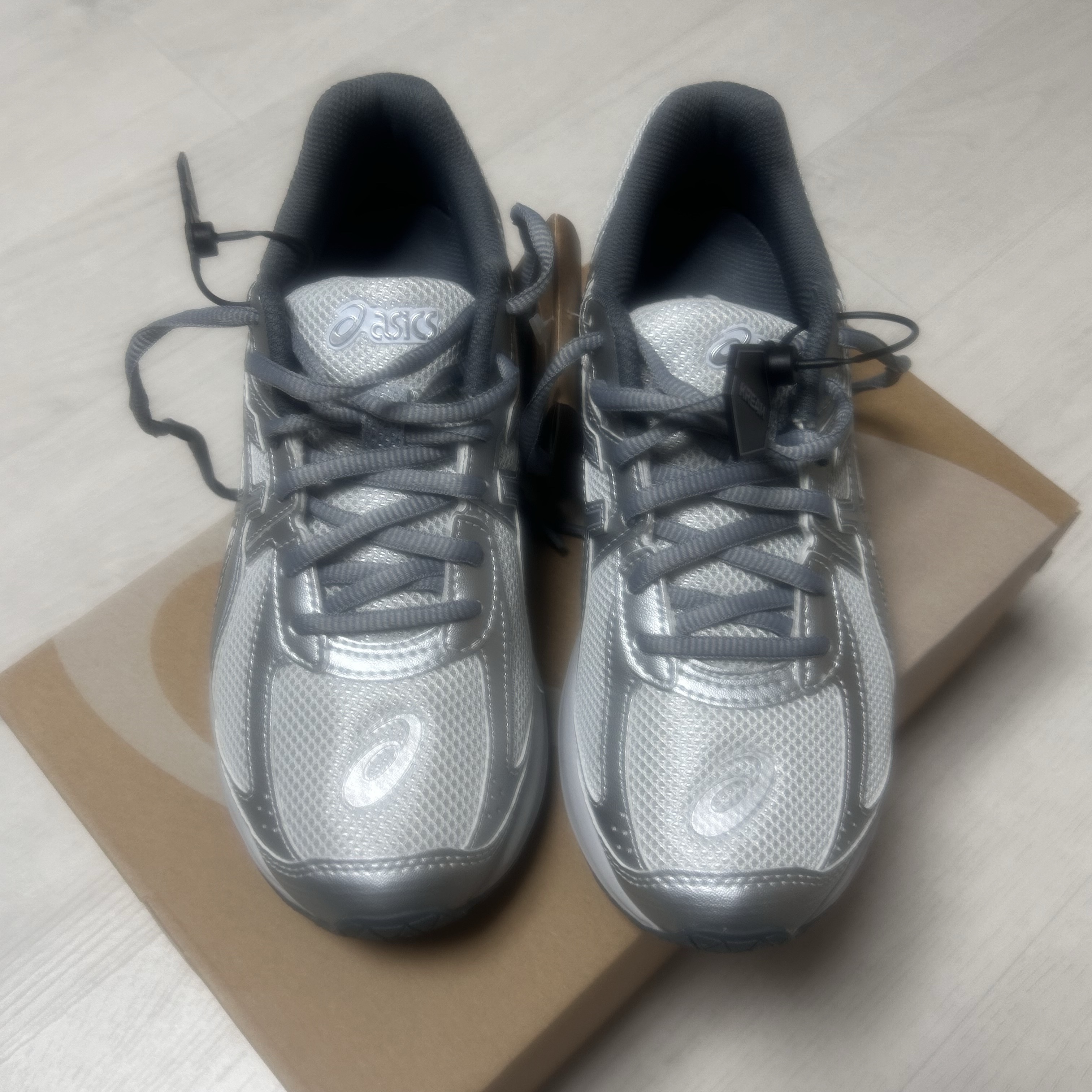Asics Jog 100 S SMU Glacier Grey Pure Silver - 2E Wide 착용 스타일 - 2