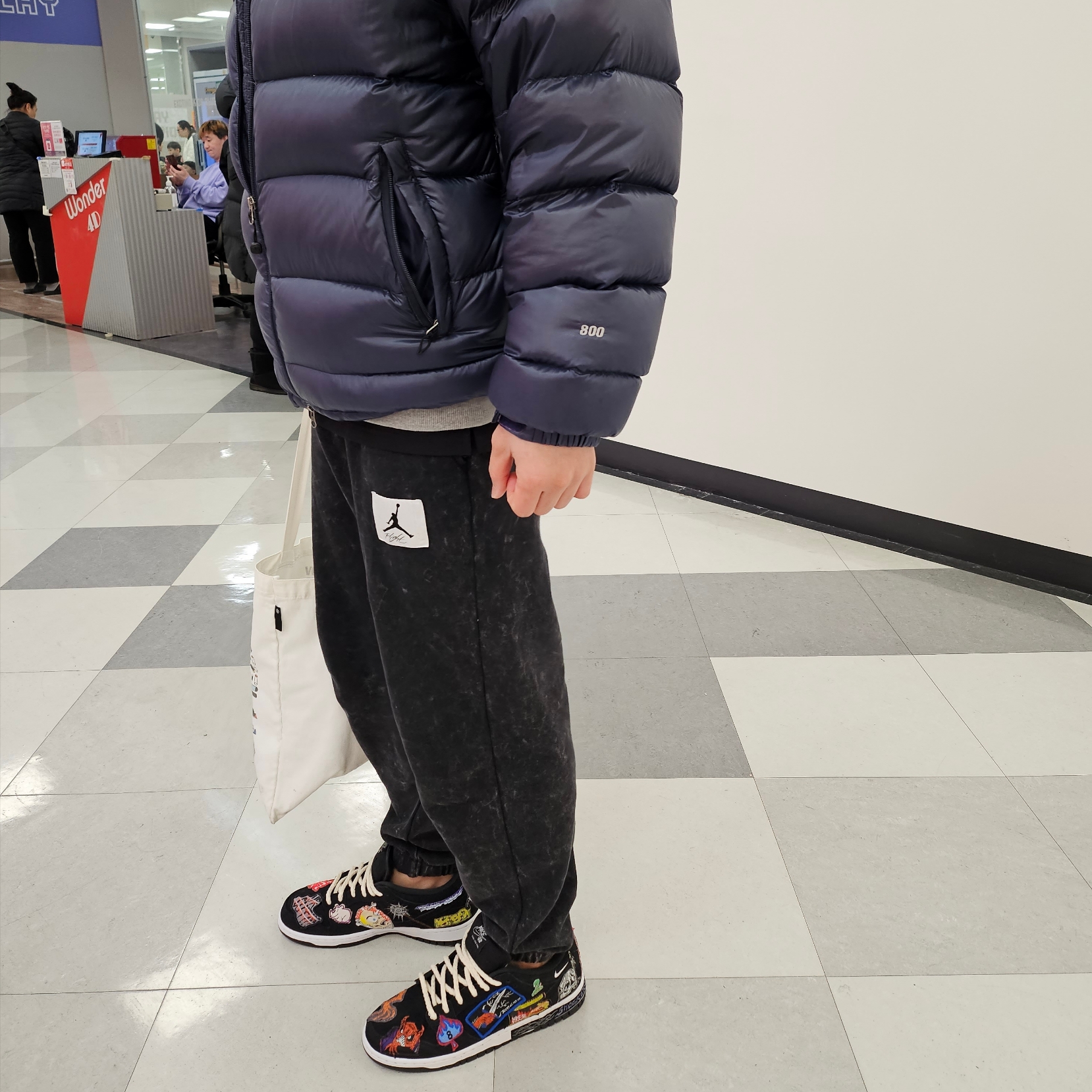 Nike x Neckface SB Dunk Low Pro Black, Jordan Essential Statement Fleece Pants Black Sail - Asia 착용 스타일 - 1