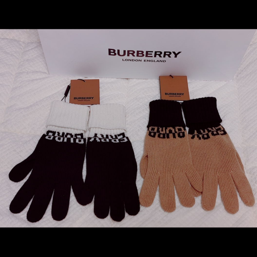 Burberry Logo Intarsia Two-Tone Cashmere Gloves Archive Beige Black 착용 스타일 - 2