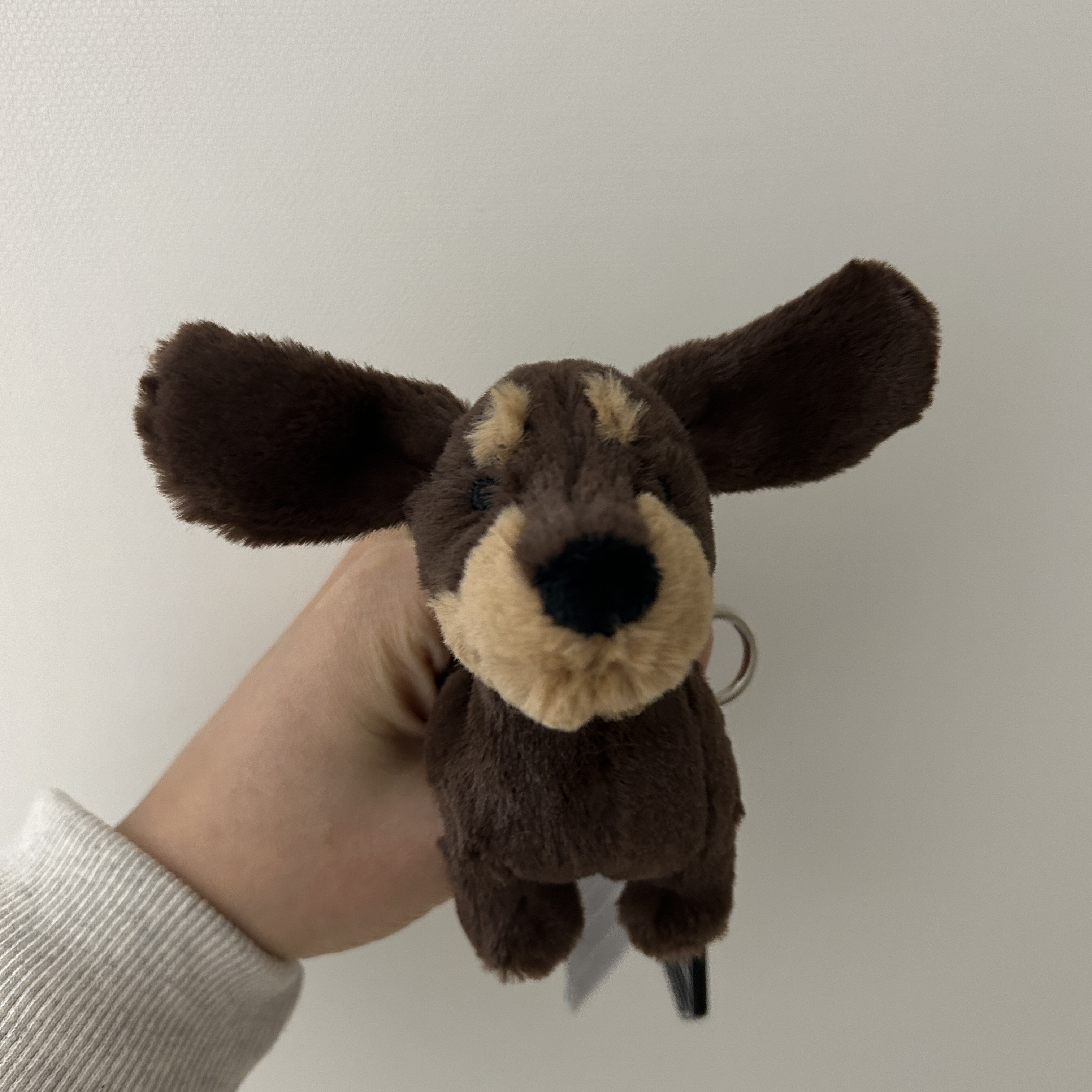 Jellycat Otto Sausage Dog Bag Charm Brown 착용 스타일