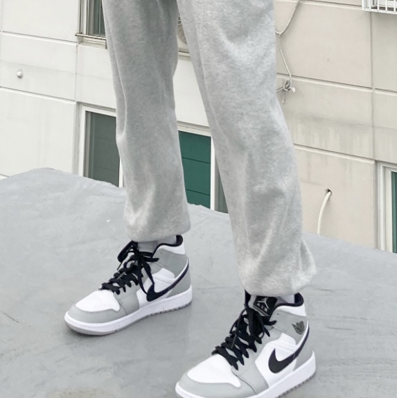 Jordan 1 Mid Light Smoke Grey 착용 스타일