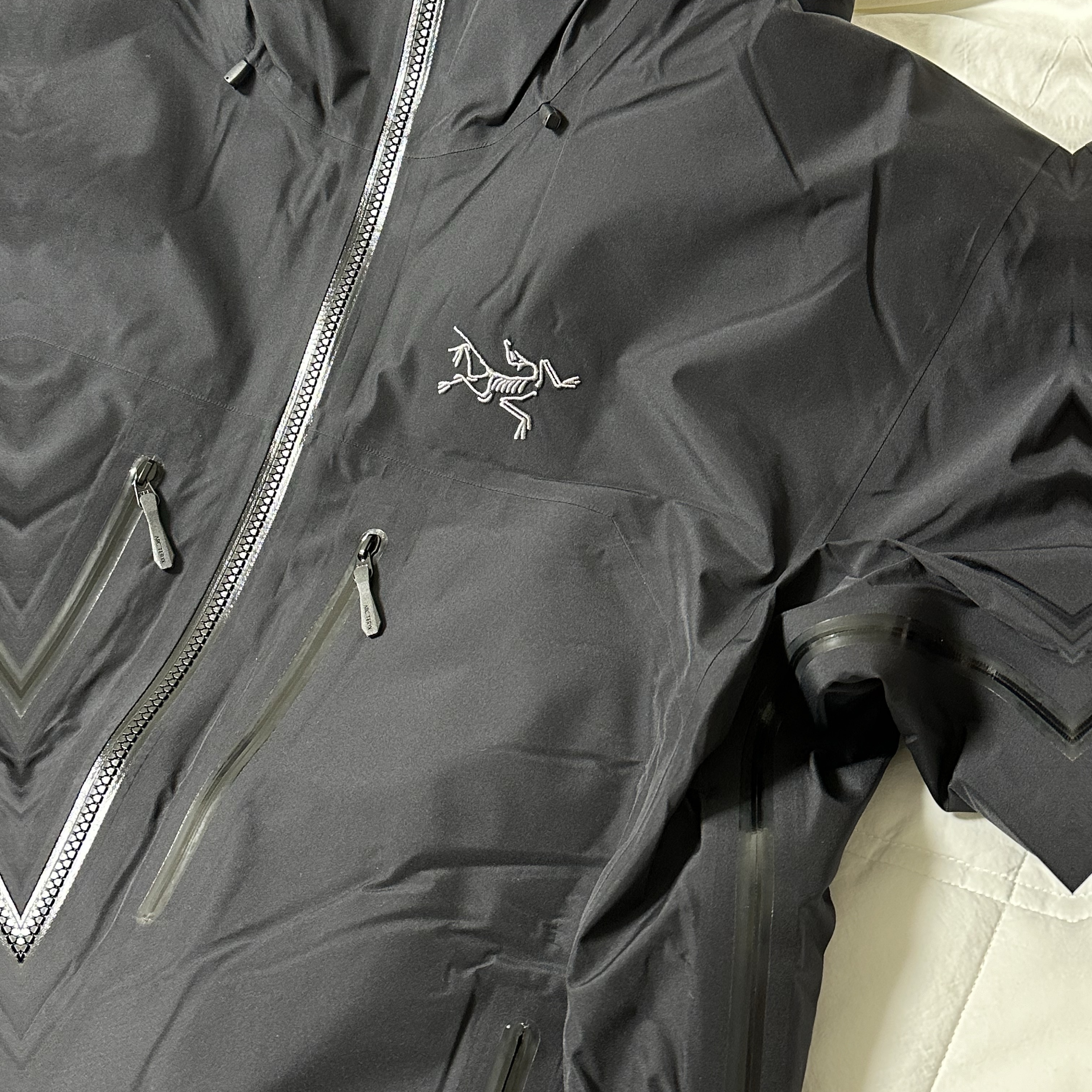 Arc'teryx Beta Down Insulated Jacket Black, Arc'teryx Bird Head Toque Dark Magic 착용 스타일 - 2