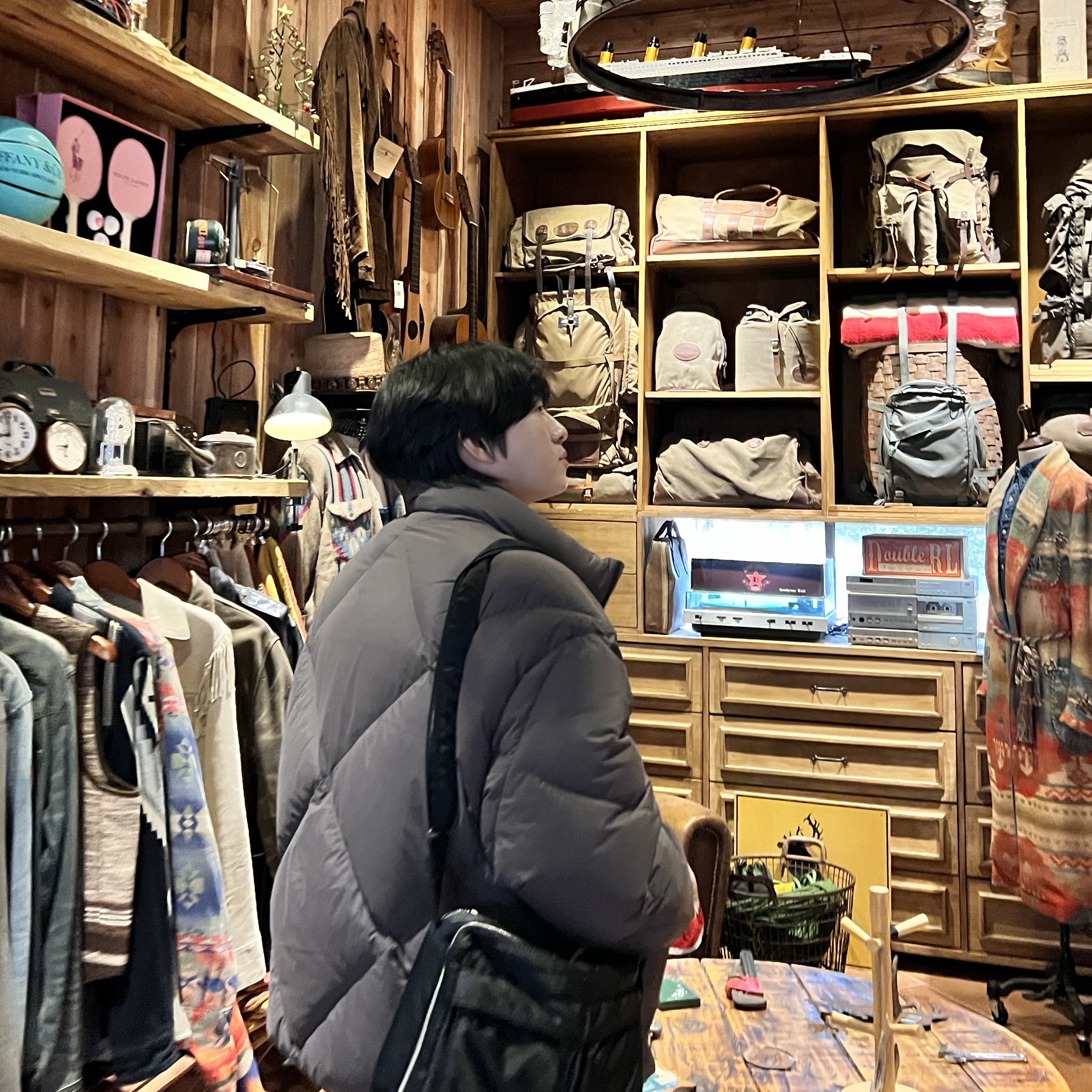 (W) UGG Kenton Slipper Antilope, (W) Fendi Forever Fendi Ring Gold Black 착용 스타일 - 4