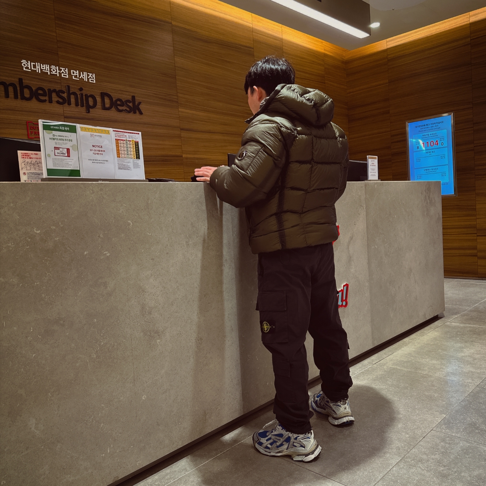 C.P. Company D.D Shell Hooded Quilted Down Jacket Olive Night - 23FW, Balenciaga Runner Sneakers Blue White 착용 스타일 - 1