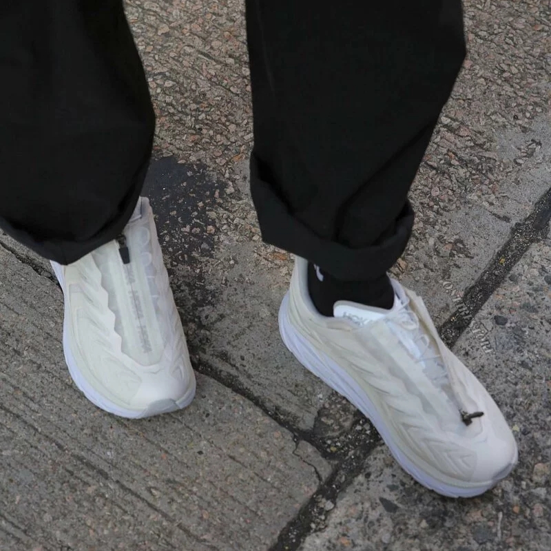 Hoka Project Clifton Lunar Rock 착용 스타일 - 3