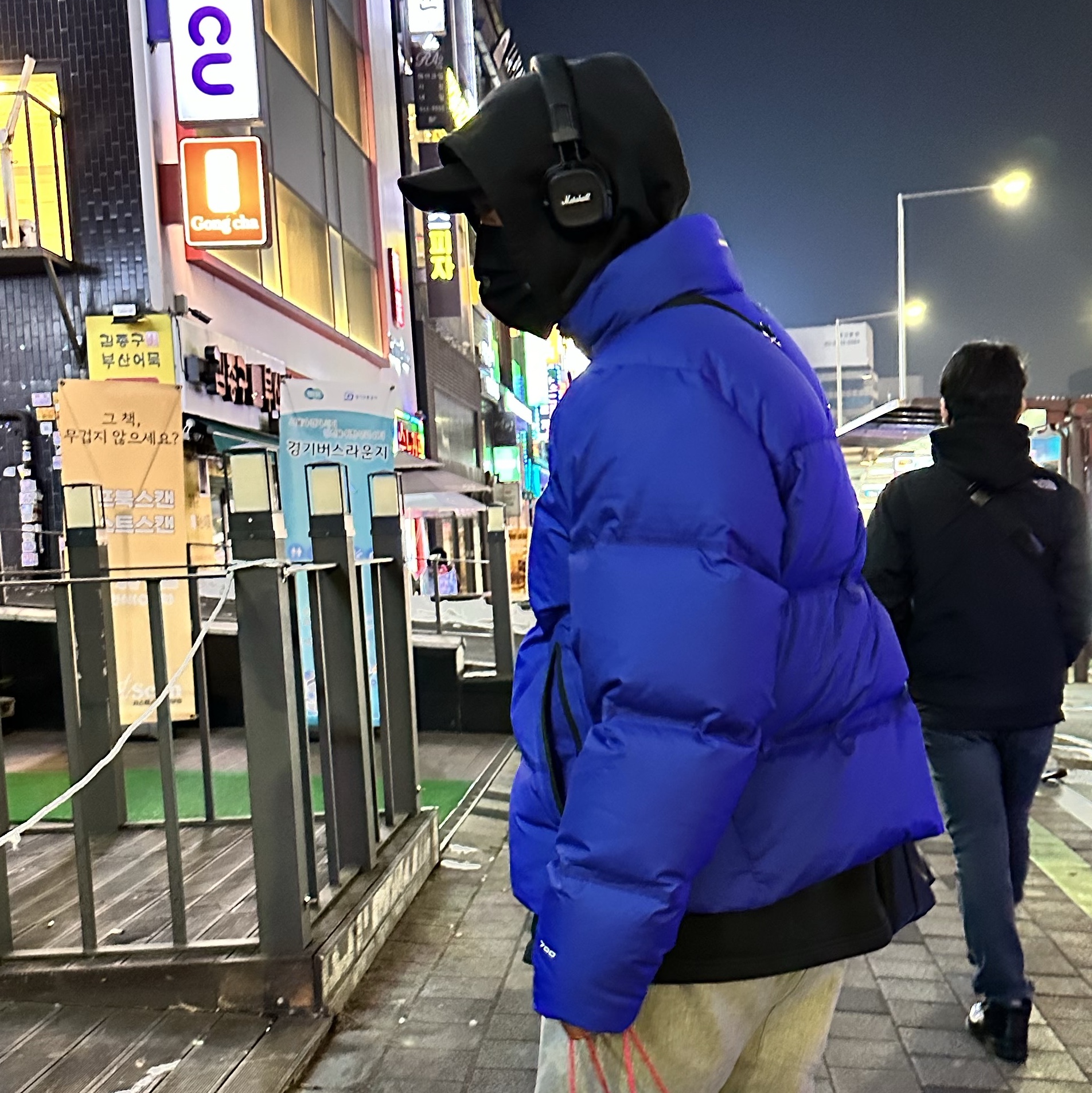 Marshall Major IV Black (Korean Ver.), The North Face RMST Nuptse Jacket Lapis Blue 착용 스타일