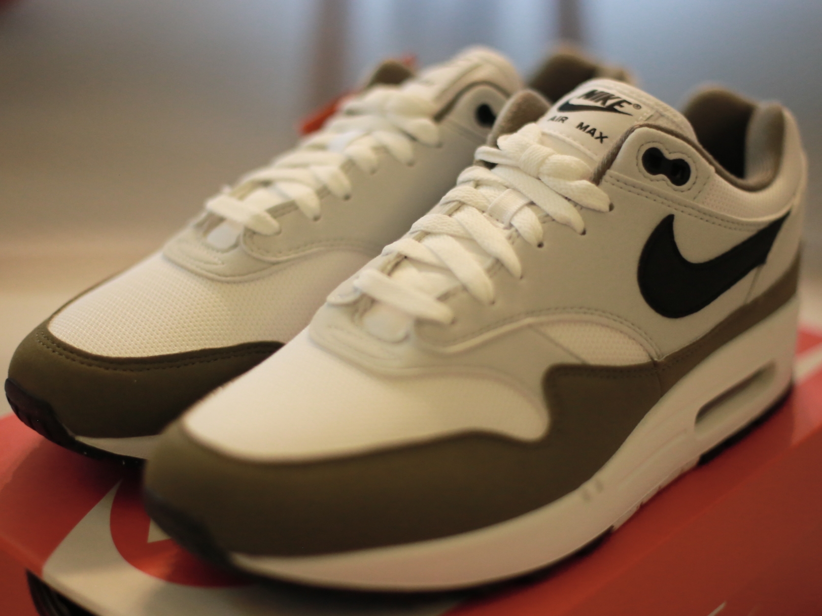 Nike Air Max 1 Medium Olive 착용 스타일 - 2