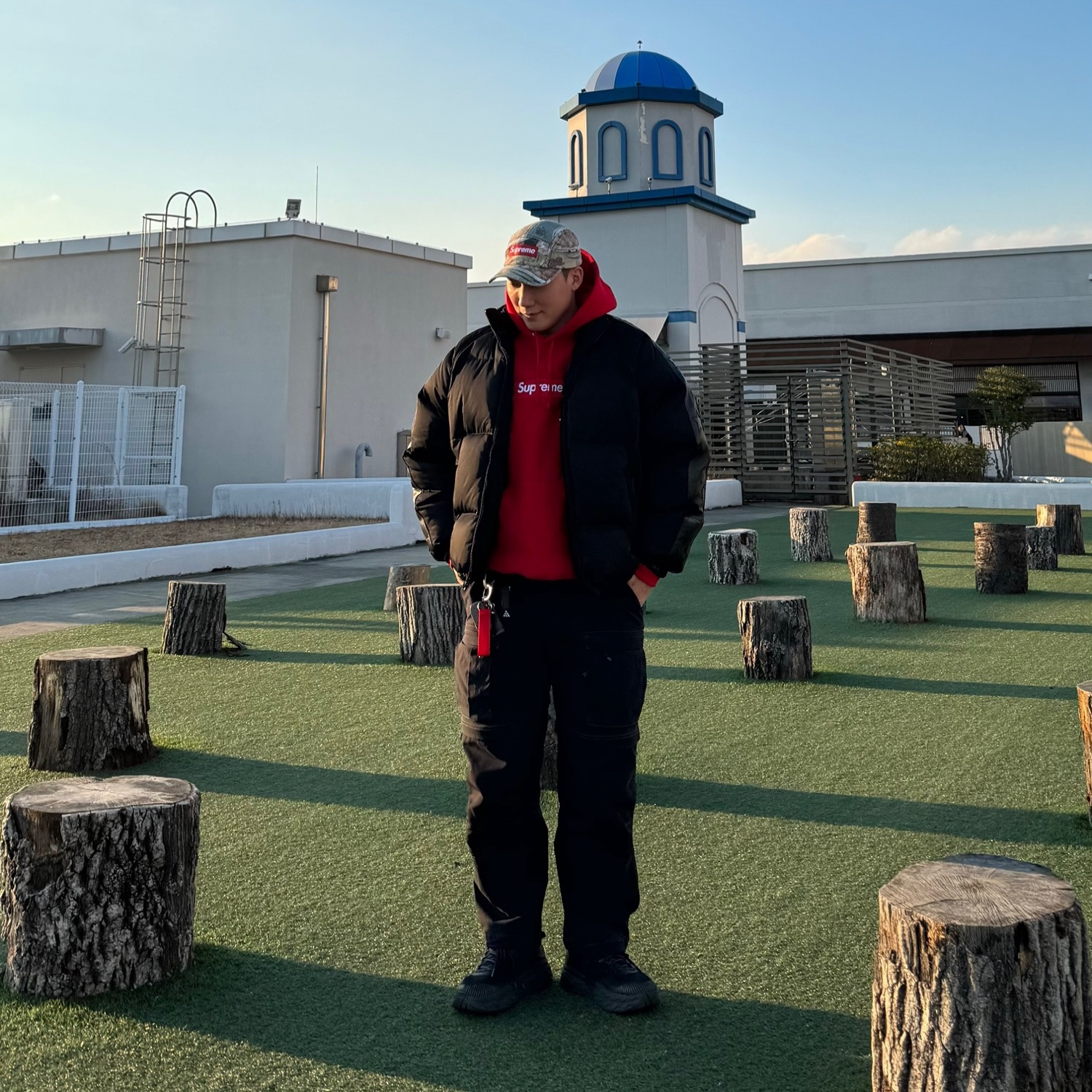 Supreme Box Logo Hooded Sweatshirt Red - 23FW, Supreme Star Sleeve Down Puffer Jacket Black - 23FW 착용 스타일 - 1