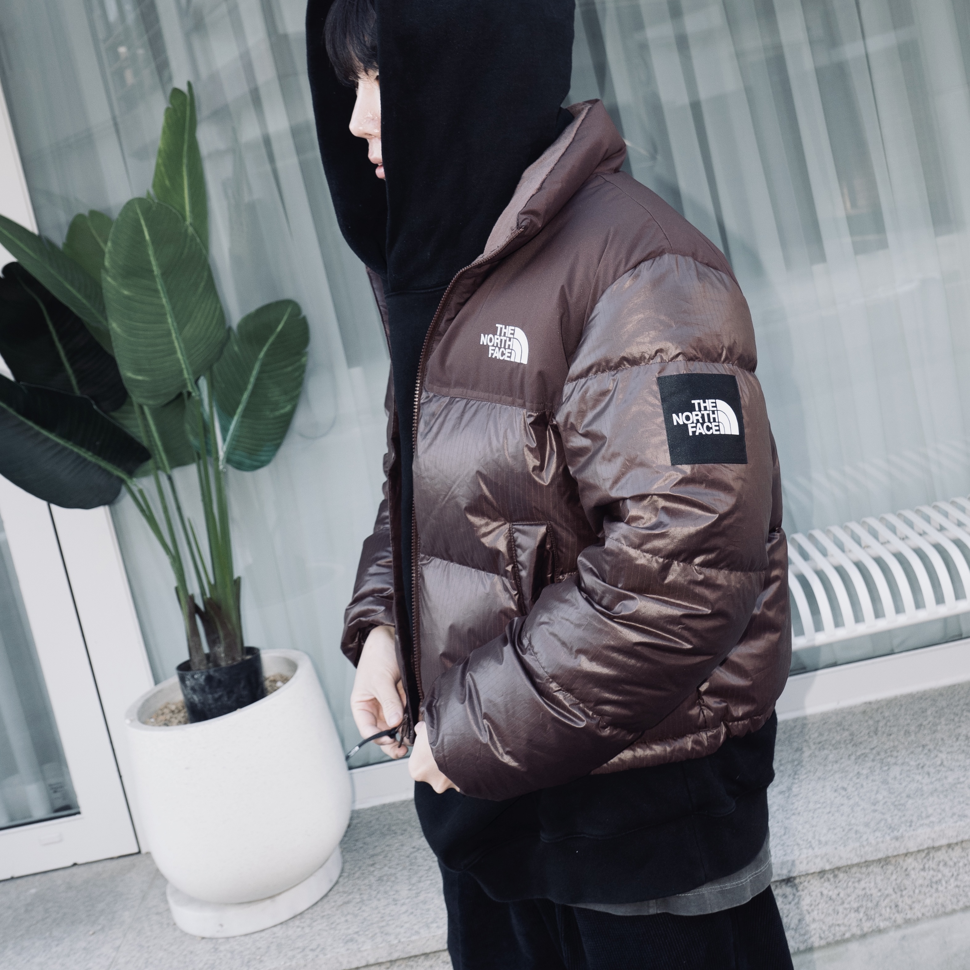 The North Face 1996 Retro Nuptse Jacket Dark Oak 착용 스타일 - 2