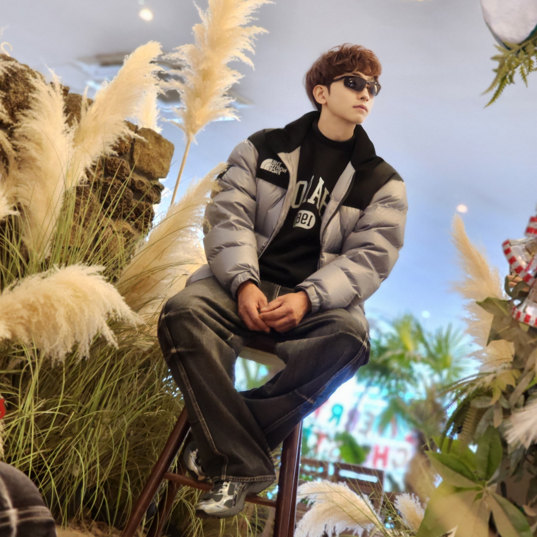The North Face White Label Novelty Nuptse Down Jacket Heather Gray, Asics x Unaffected Gel-Kayano 14 Silver Moon 착용 스타일 - 3