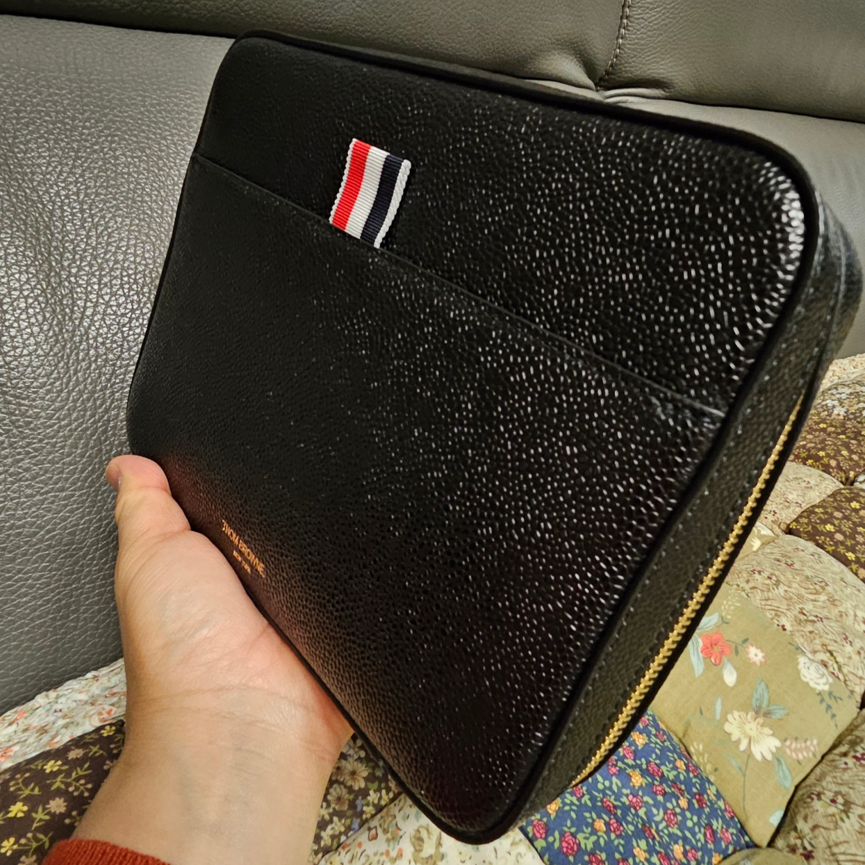 Thom Browne Textured Zip Pouch Black 착용 스타일 - 2