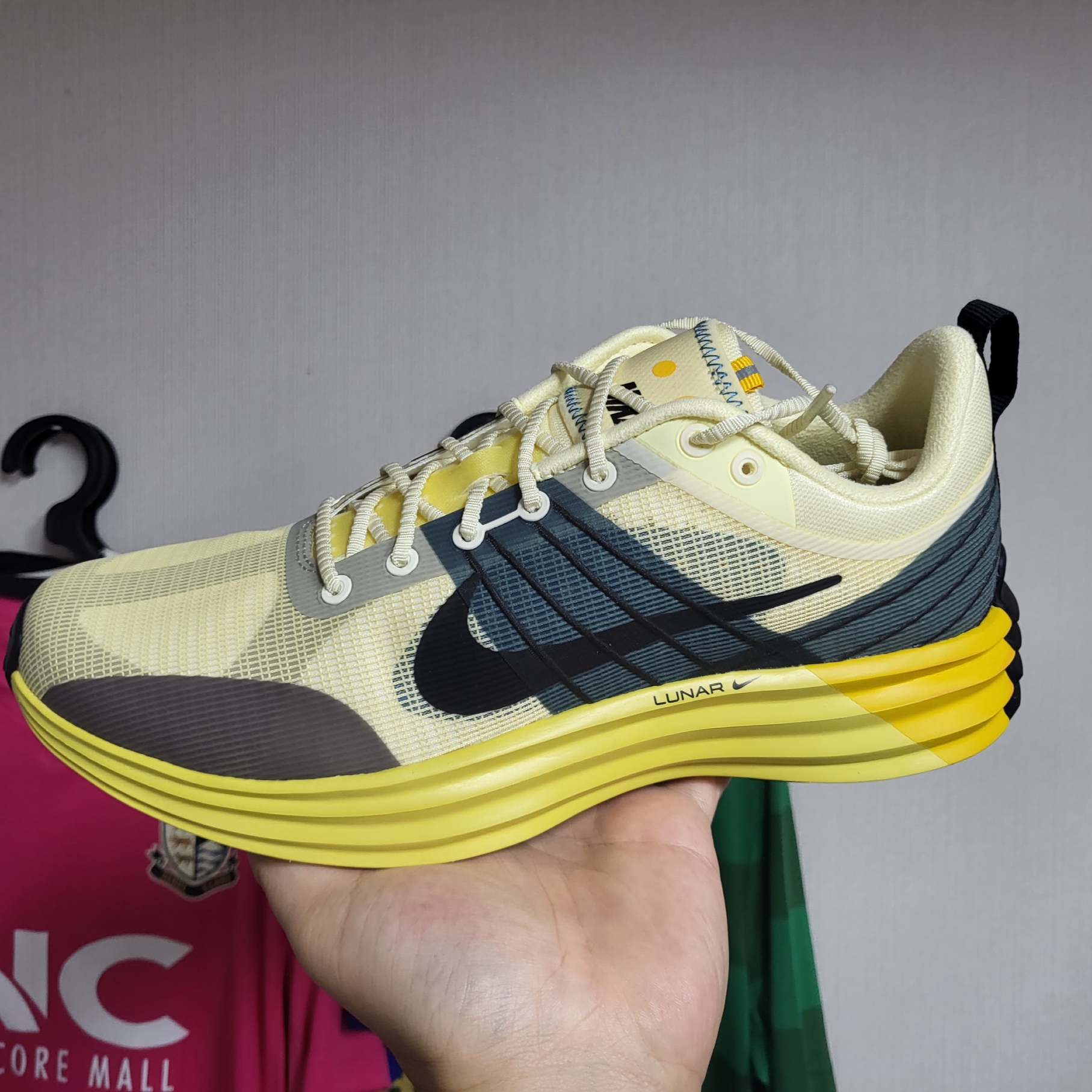 Nike Lunar Roam Alabaster and Green Abyss 착용 스타일