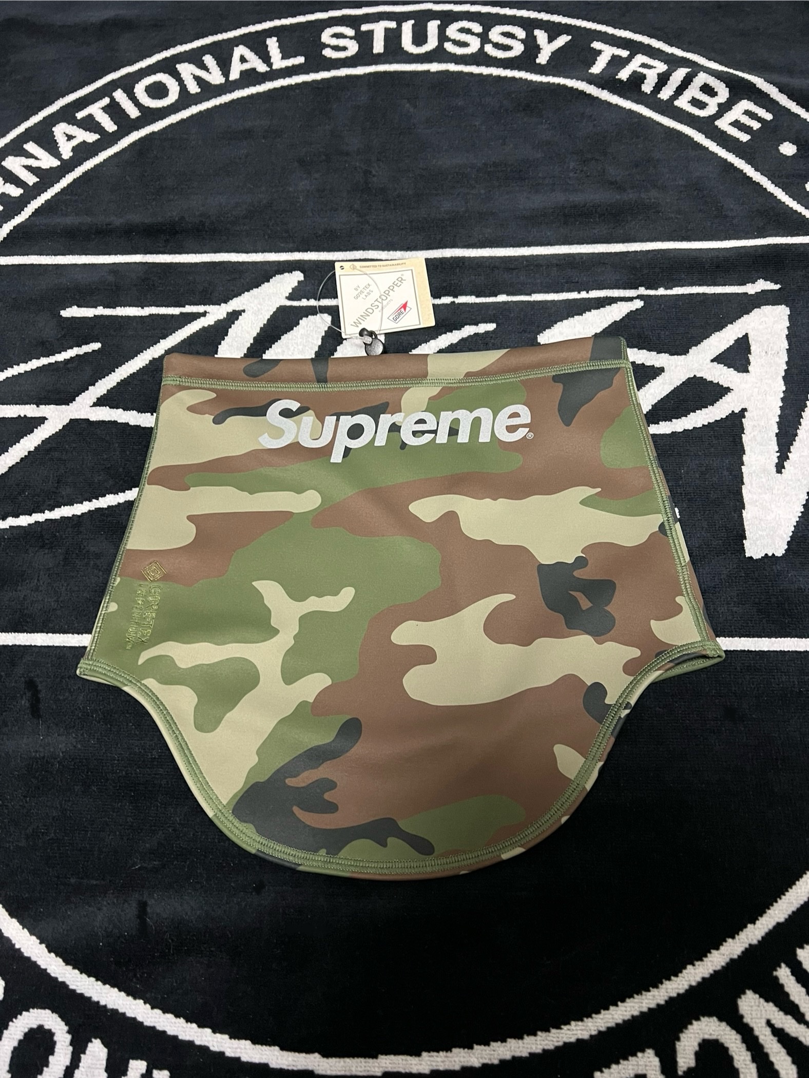 Supreme Windstopper Neck Gaiter Woodland Camo - 23FW 착용 스타일