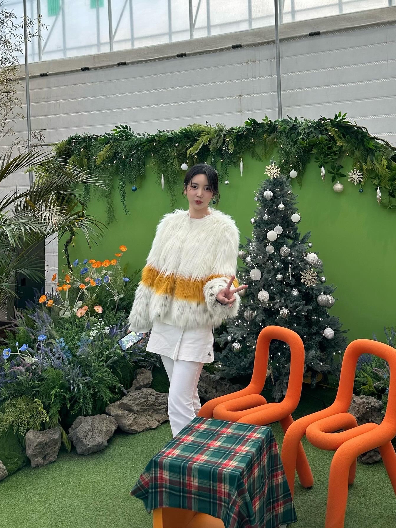 Nike x Billie Eilish Air Force 1 Low SP Triple White 착용 스타일 - 3