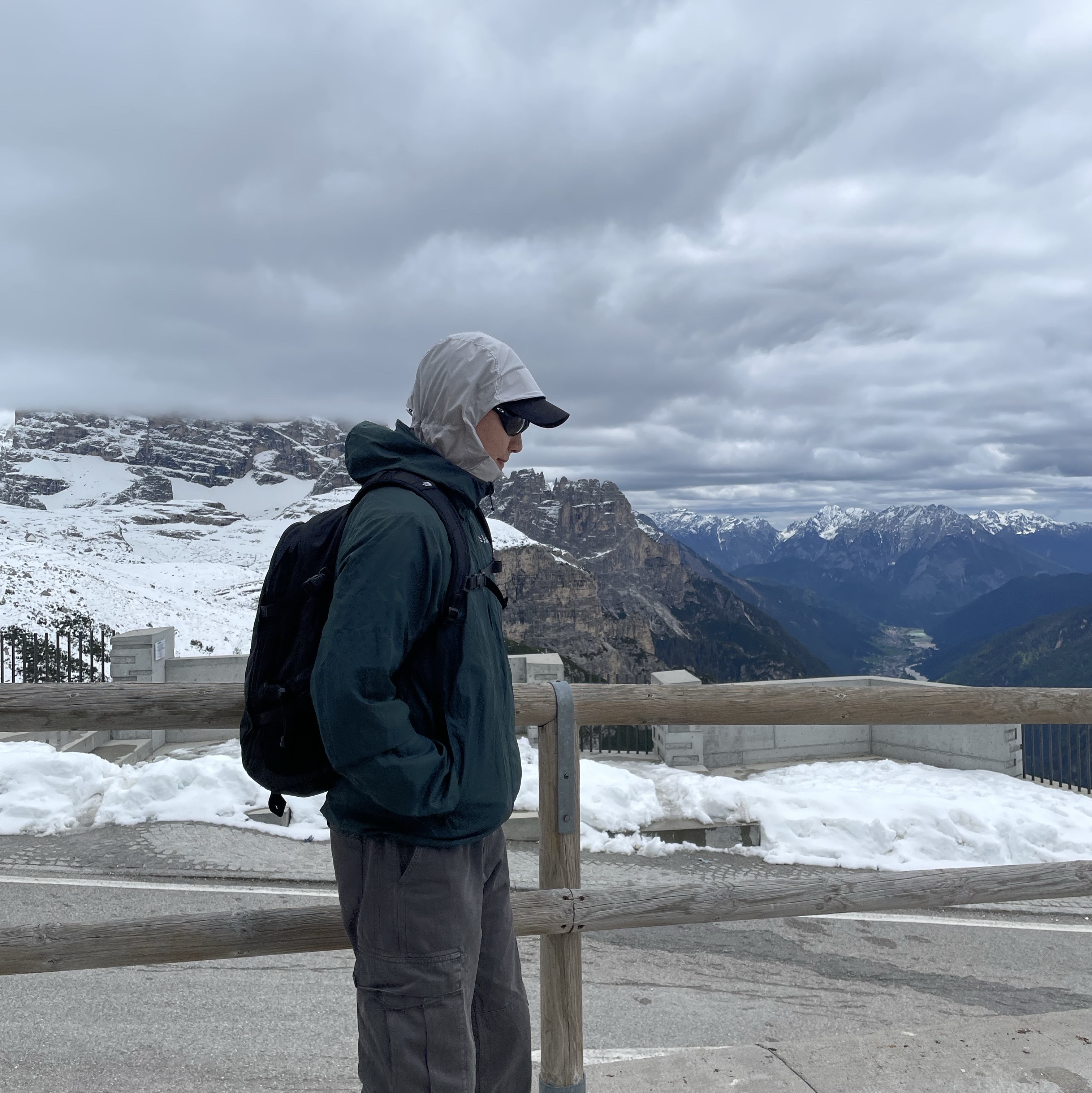 Arc'teryx Atom SL Hoody Solitude, Oakley Eye Jacket Redux Matte Black Frame Prizm Grey Lenses High Bridge Fit 착용 스타일 - 4