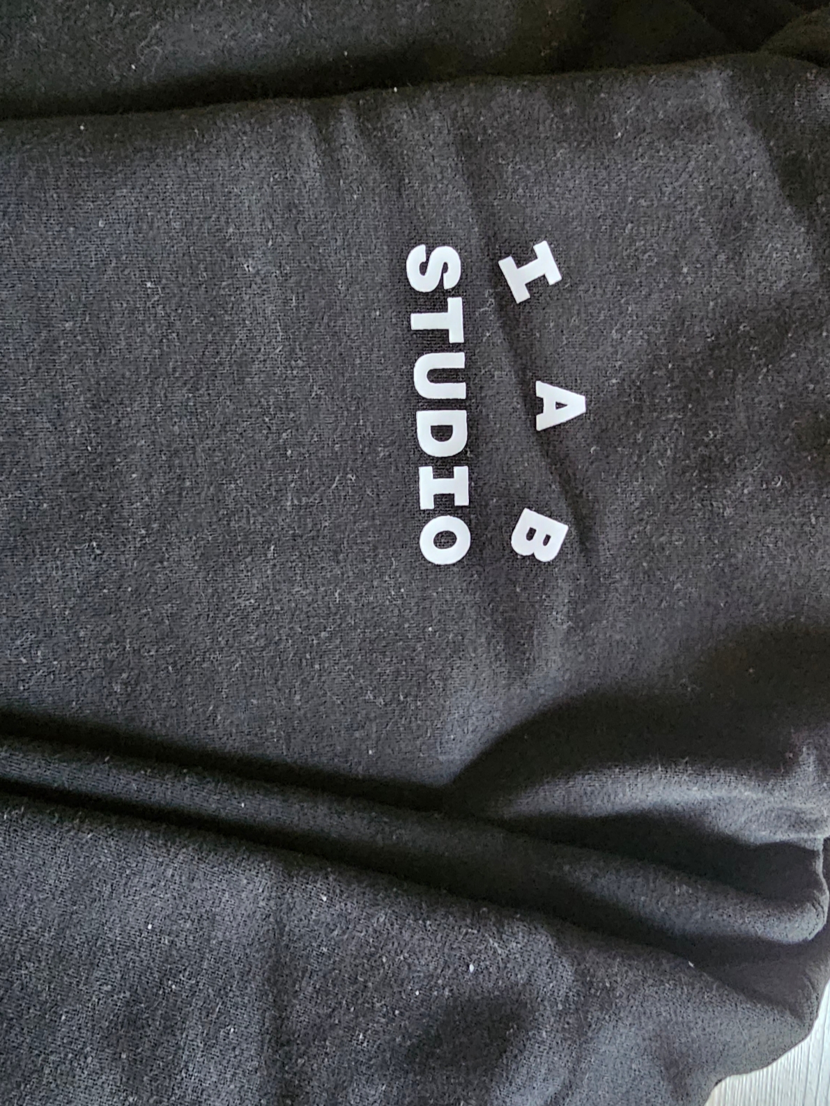 IAB Studio Hoodie Black White 착용 스타일