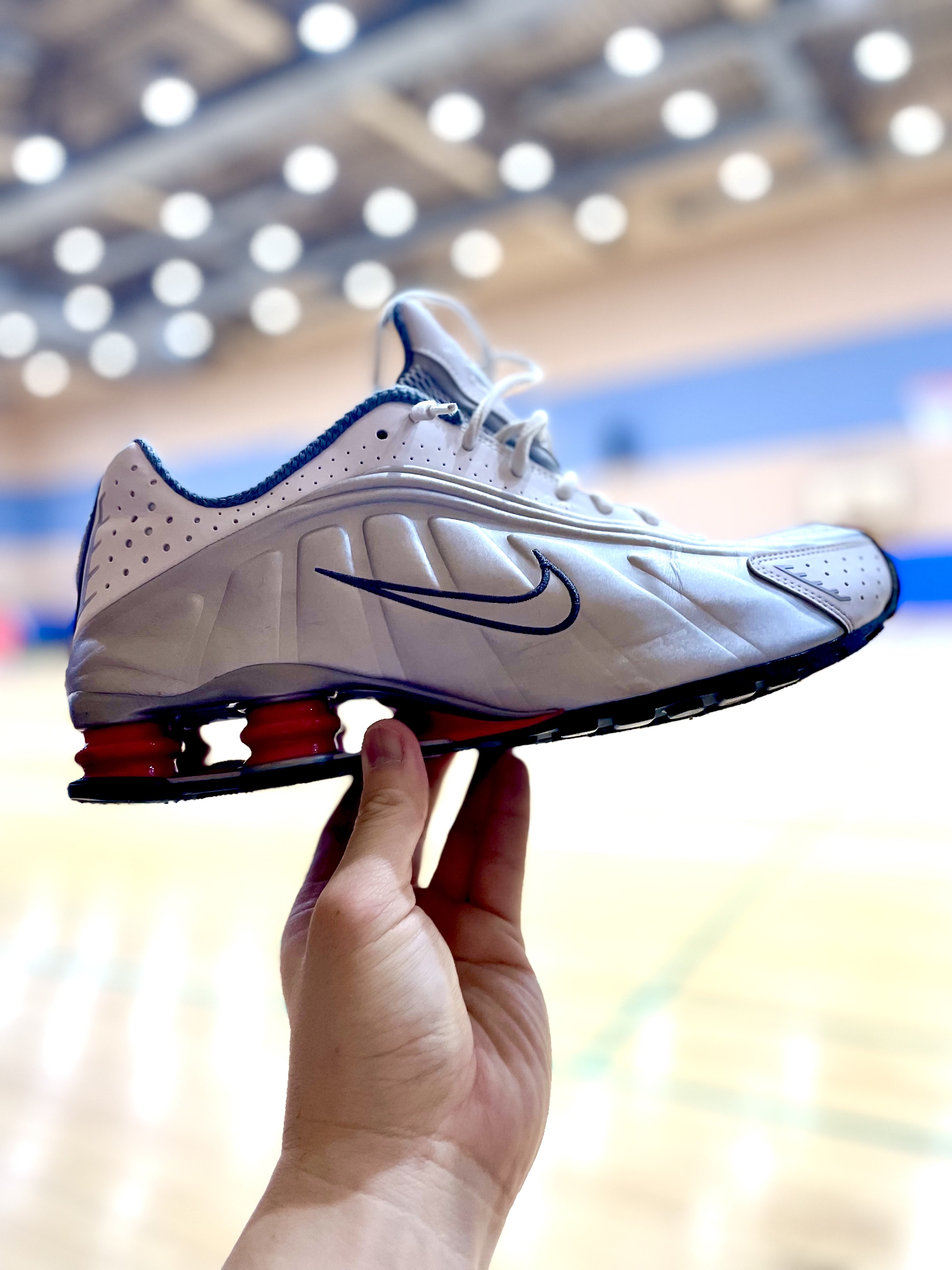 Nike Shox R4 Metallic Silver Comet Red 착용 스타일