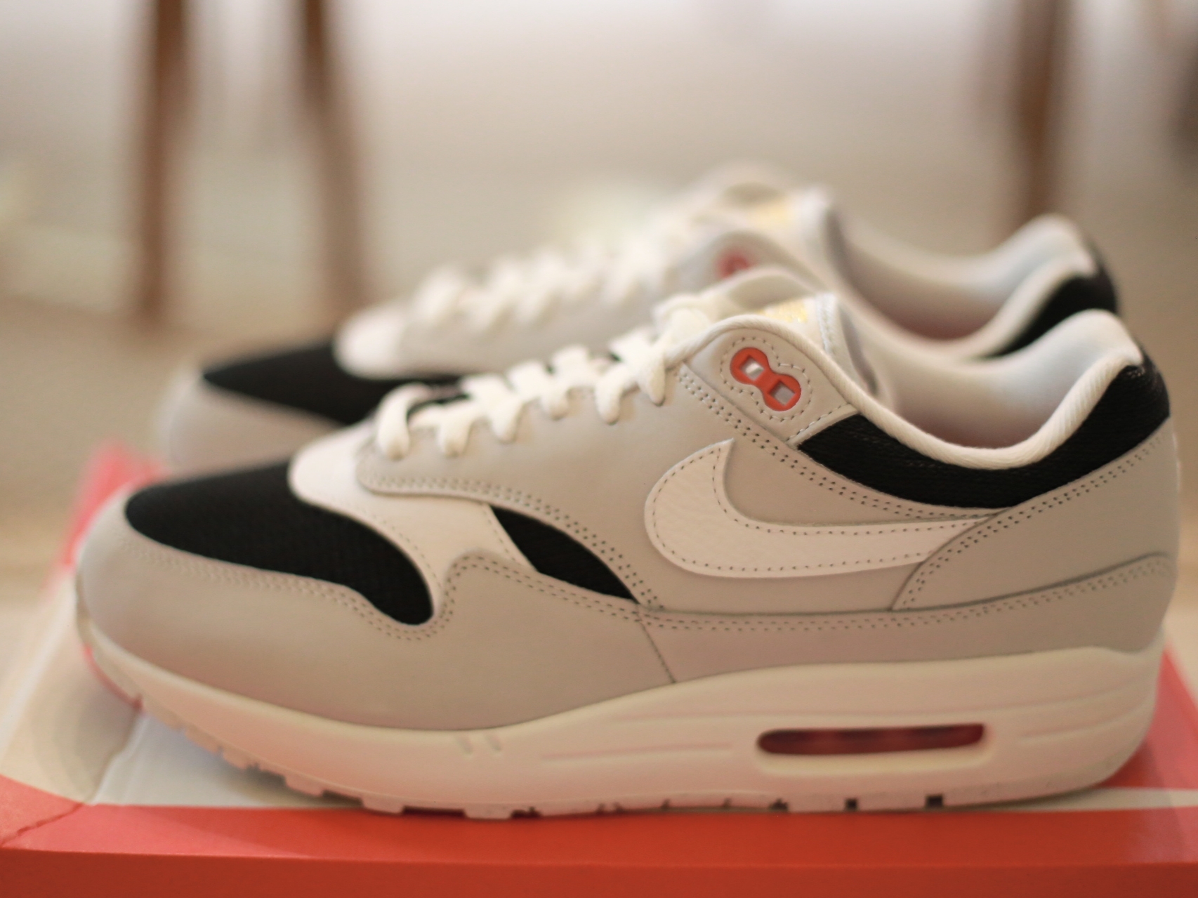 Nike Air Max 1 Pure Platinum, Nike Air Max 1 '86 Original Golf White University Red 착용 스타일 - 1