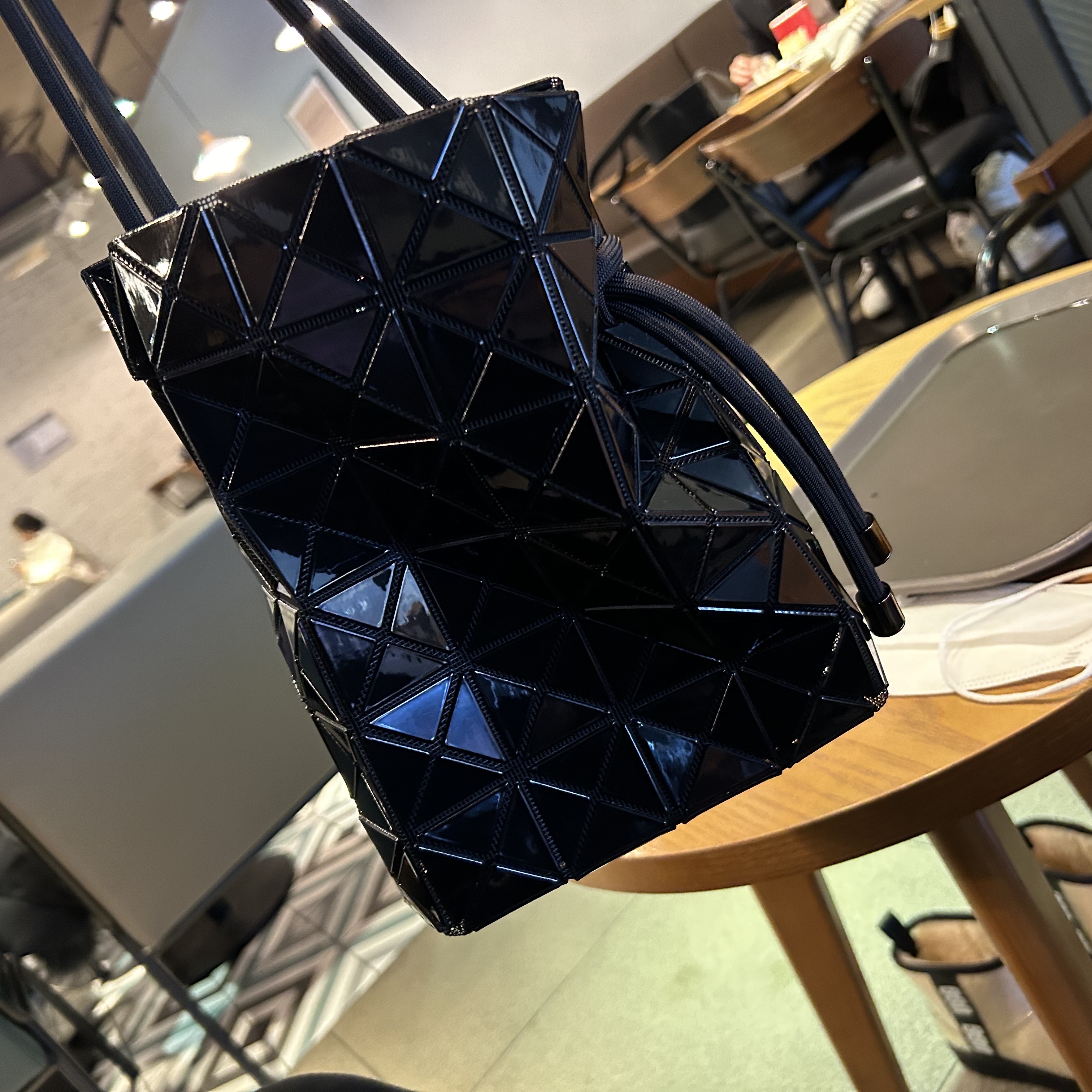 Bao Bao Issey Miyake Wring Bag Black 착용 스타일