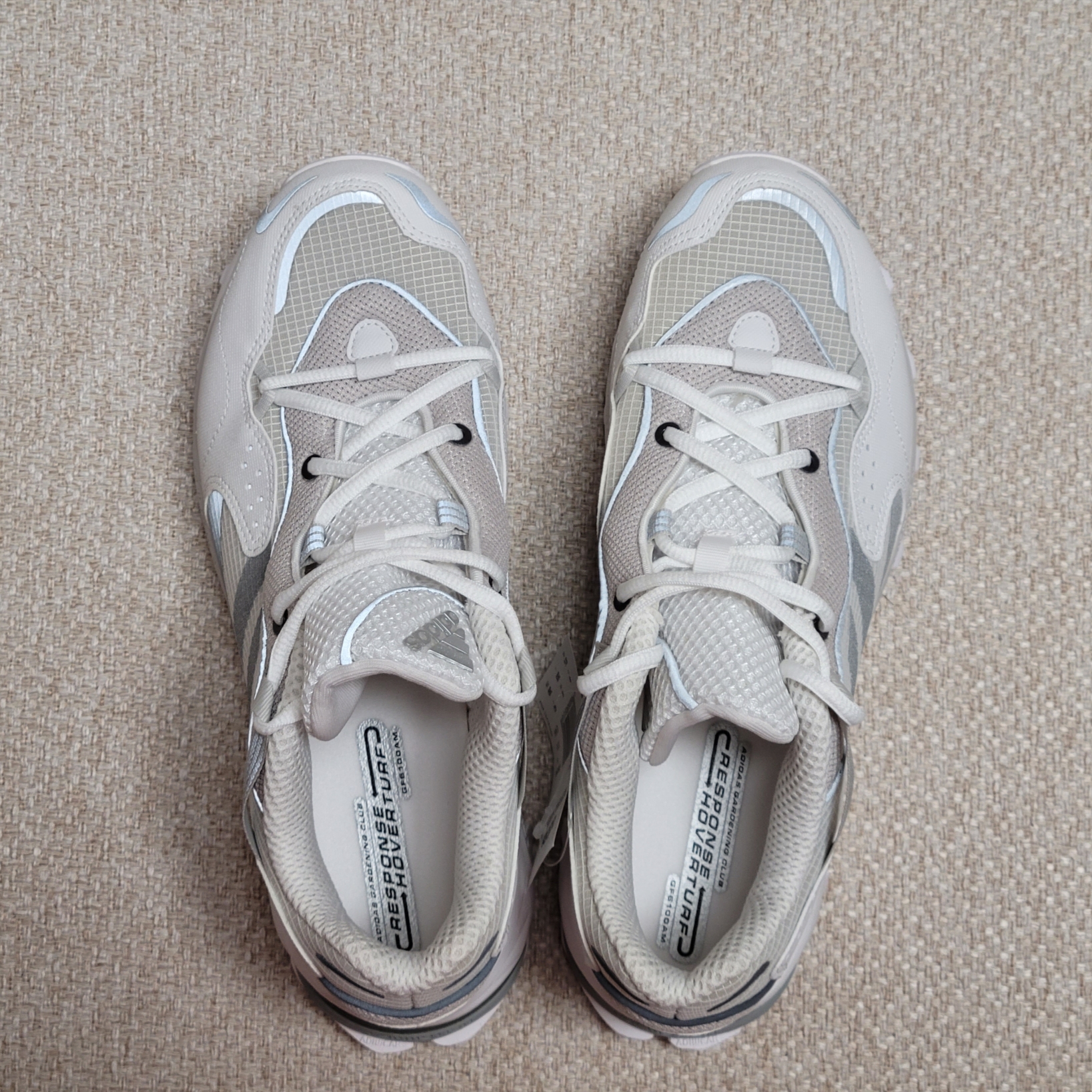 Adidas Response Hoverturf White Metallic Silver 착용 스타일 - 2