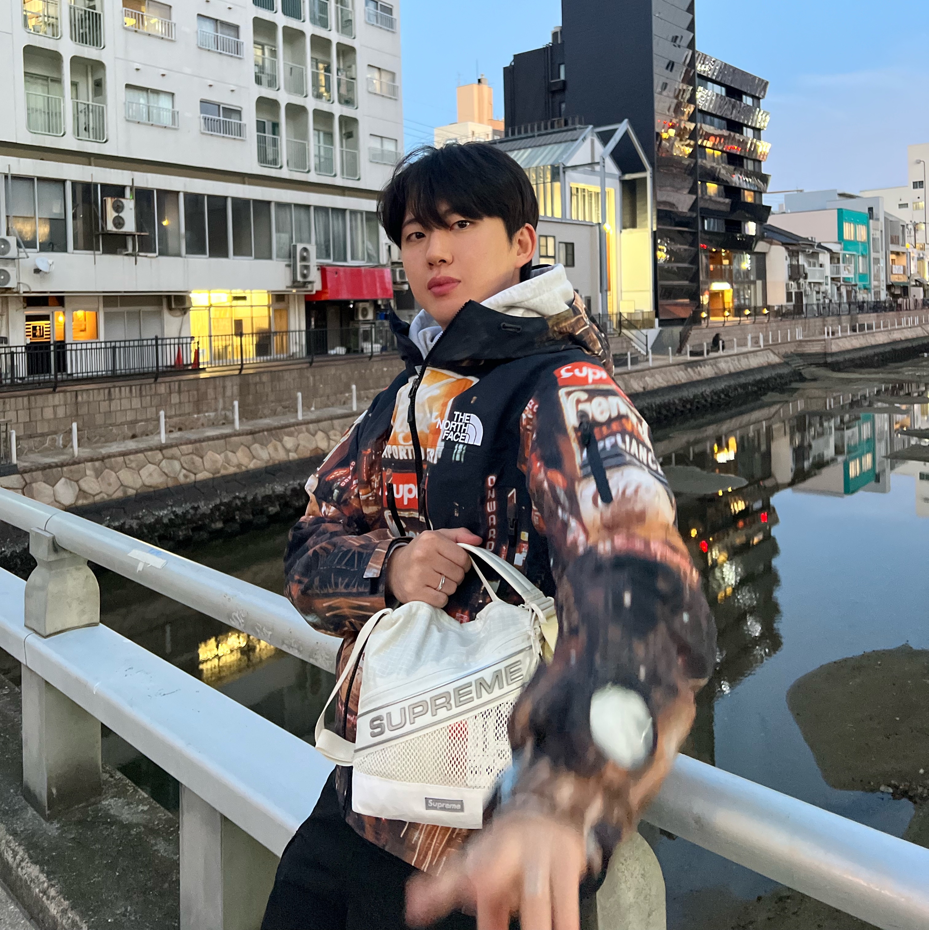 Supreme x The North Face Taped Seam Shell Jacket Times Square - 22FW, Supreme Shoulder Bag White - 23FW 착용 스타일 - 2