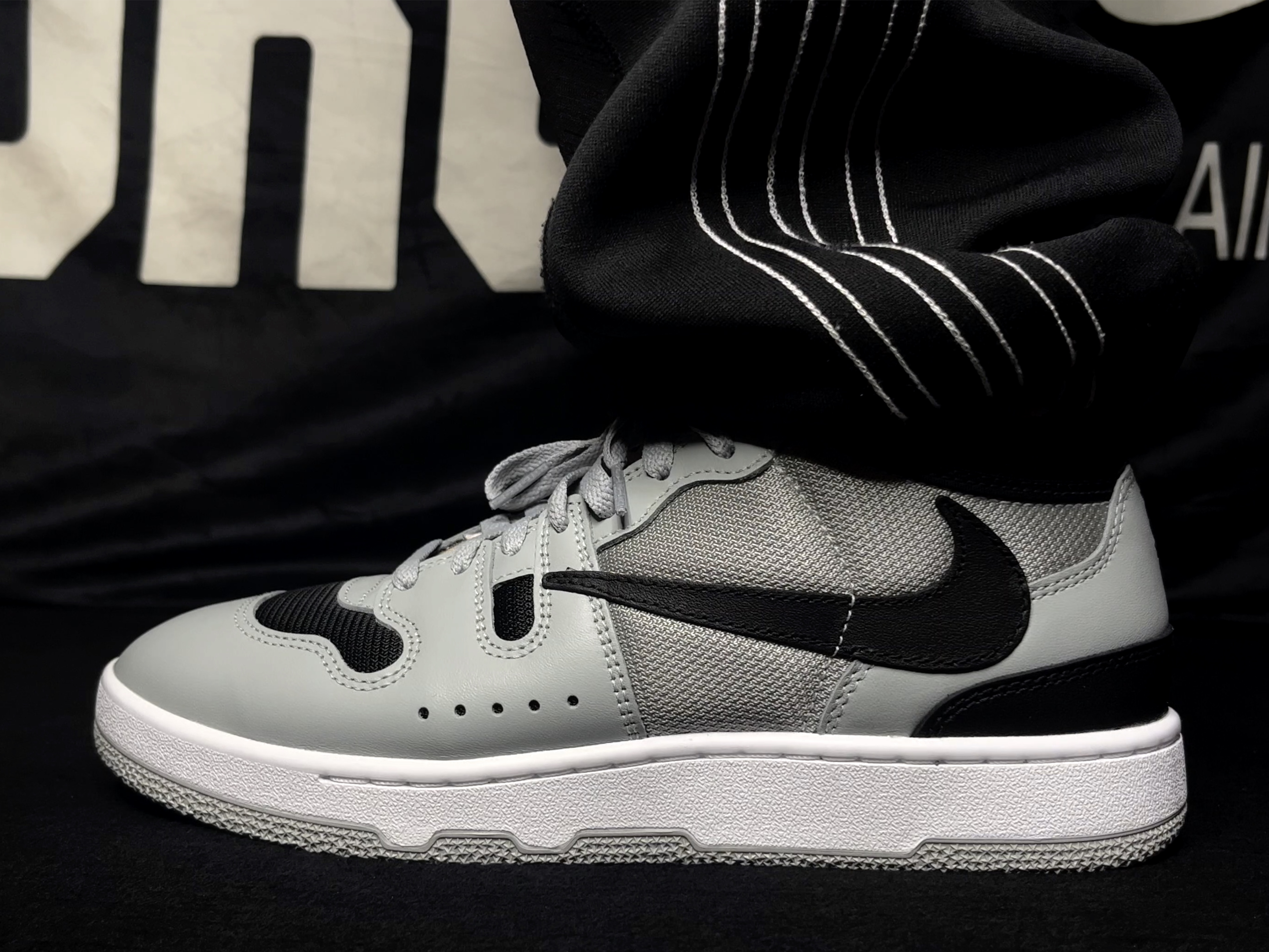 Nike x Travis Scott Mac Attack SP Light Smoke Grey 착용 스타일 - 3