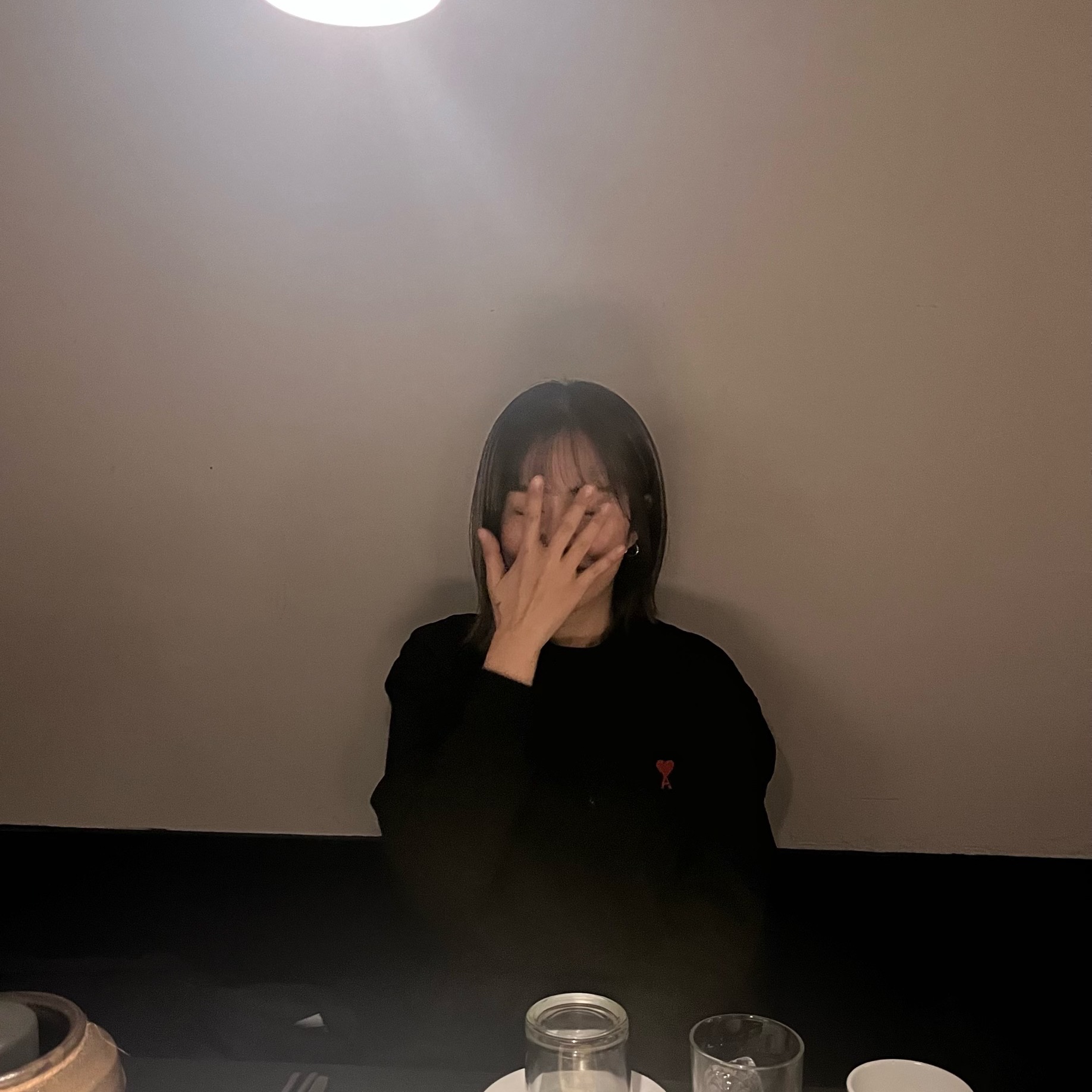 아미 스몰 하트 로고 스웨트셔츠 블랙 착용 스타일