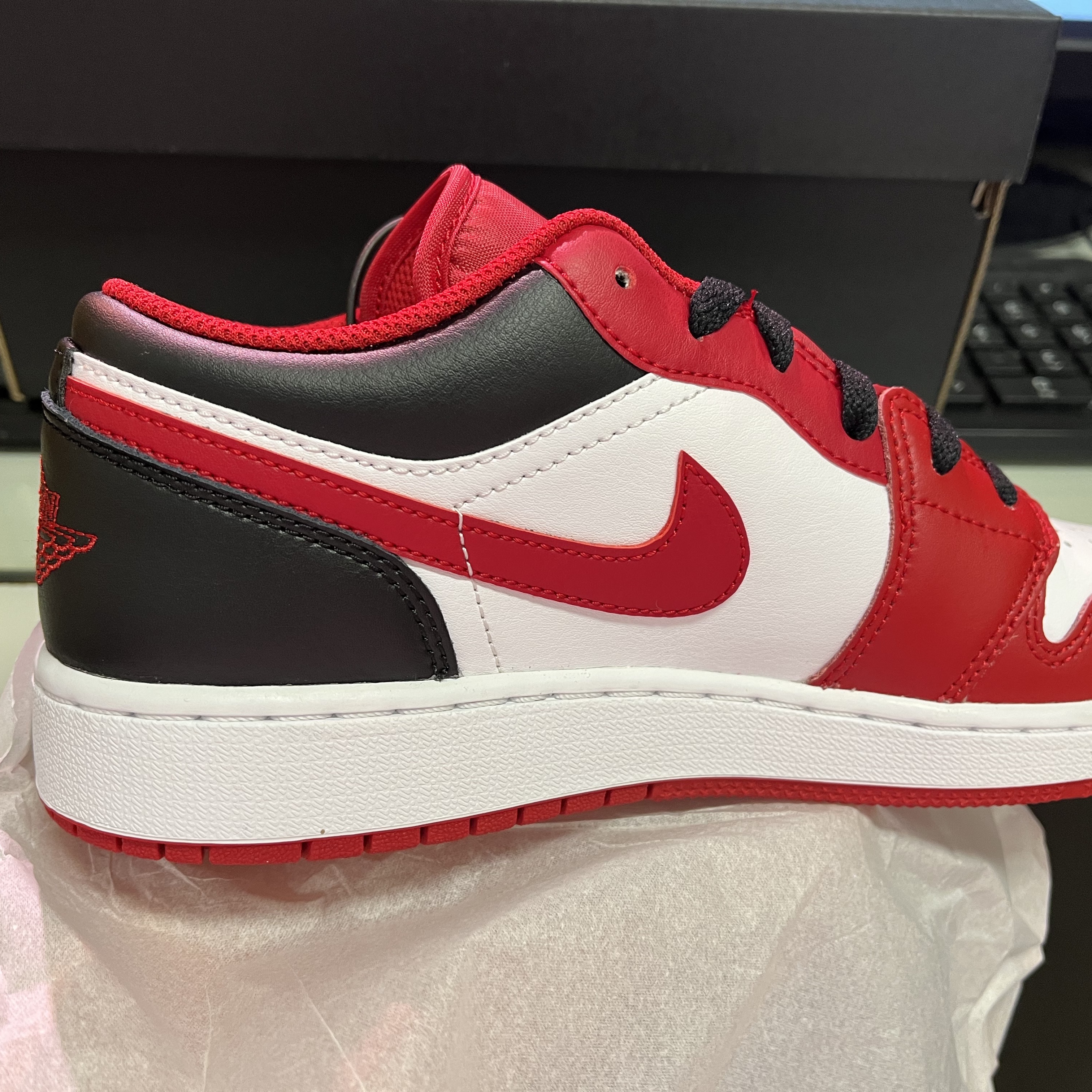 (GS) Jordan 1 Low White Gym Red Black 착용 스타일