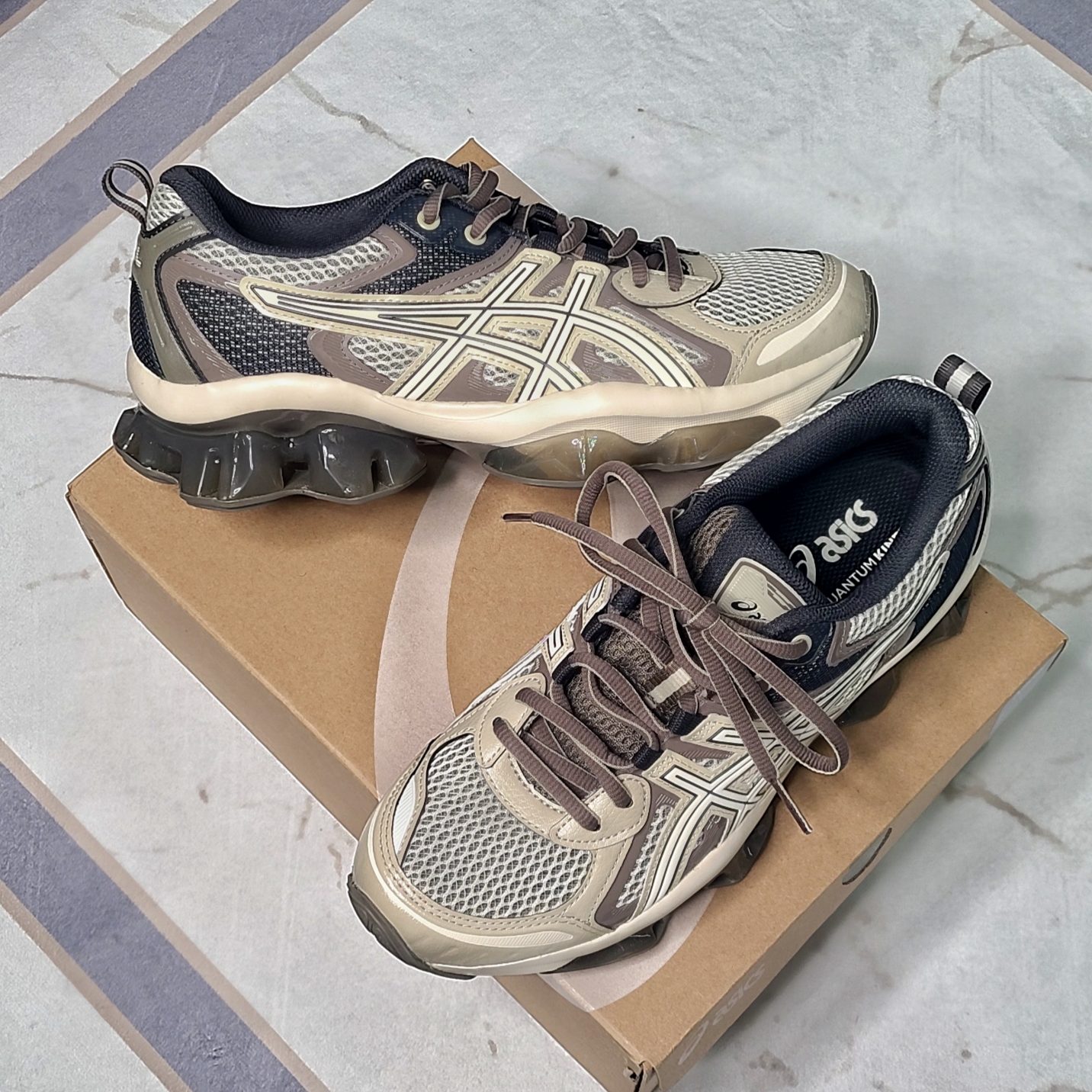 Asics Gel-Quantum Kinetic Birch Dark Taupe 착용 스타일 - 1