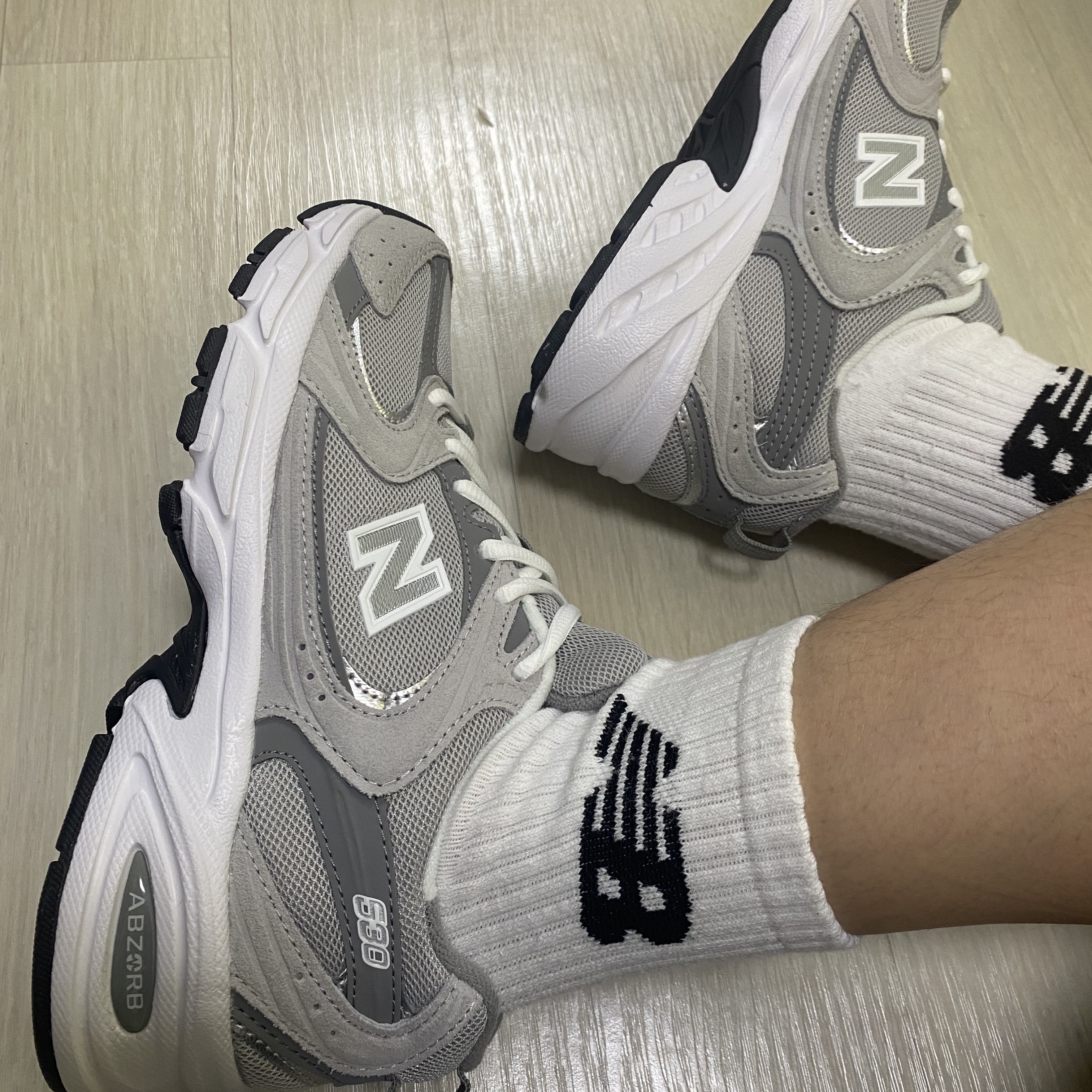 New Balance 530 Grey 착용 스타일 - 2