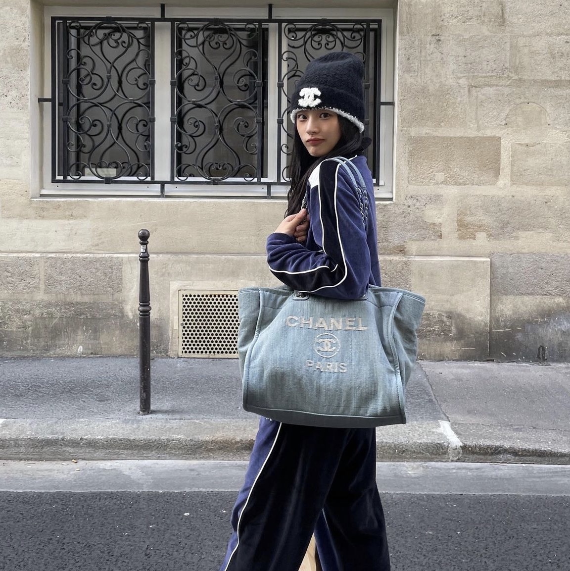 Chanel Small Shopping Bag Washed Denim & Silver Light Blue, (W) Chanel Beanie Cashmere & Black White 착용 스타일 - 1