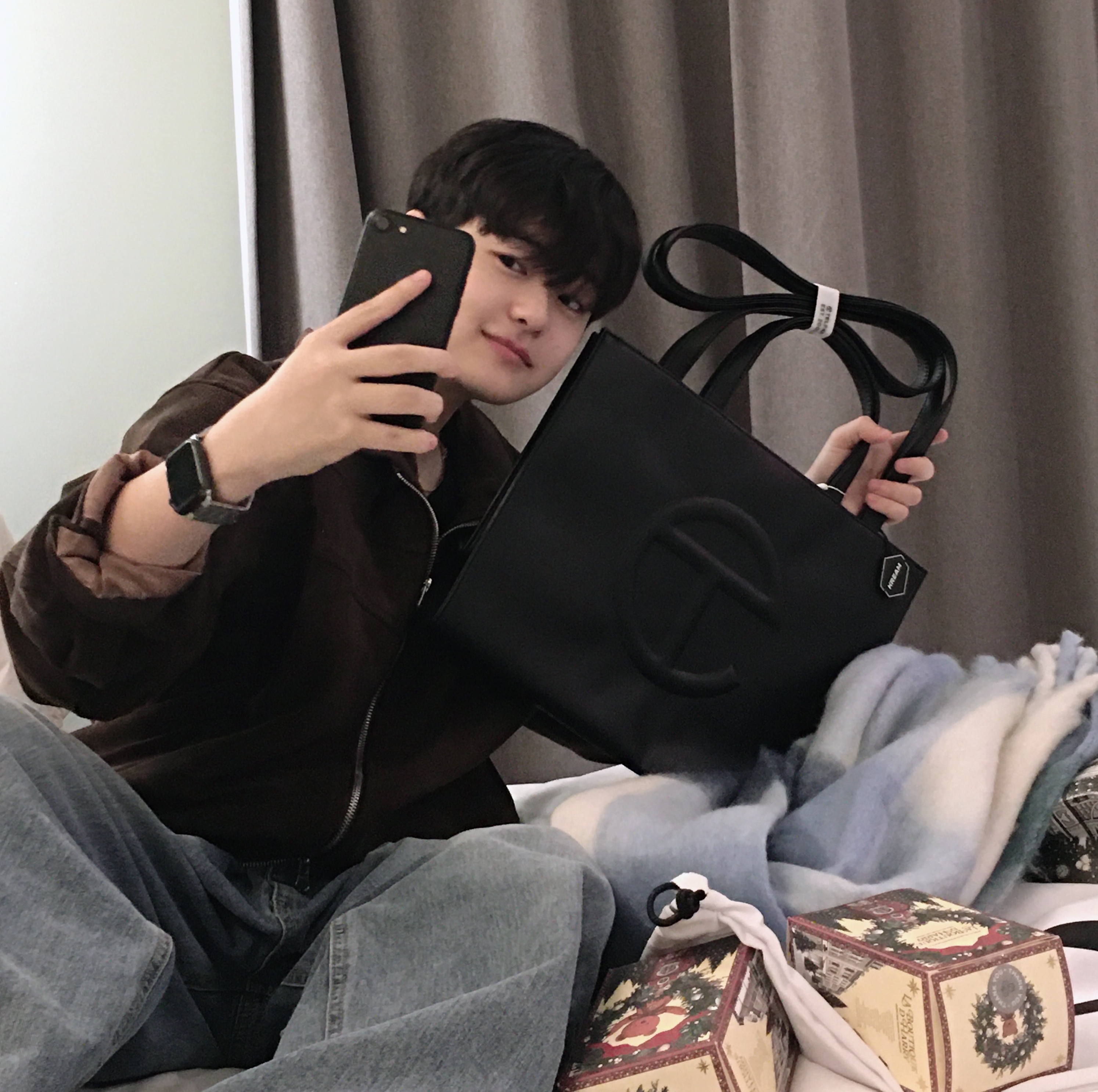 Telfar Medium Shopping Bag Black, Telfar Large Shopping Bag Black 착용 스타일 - 3