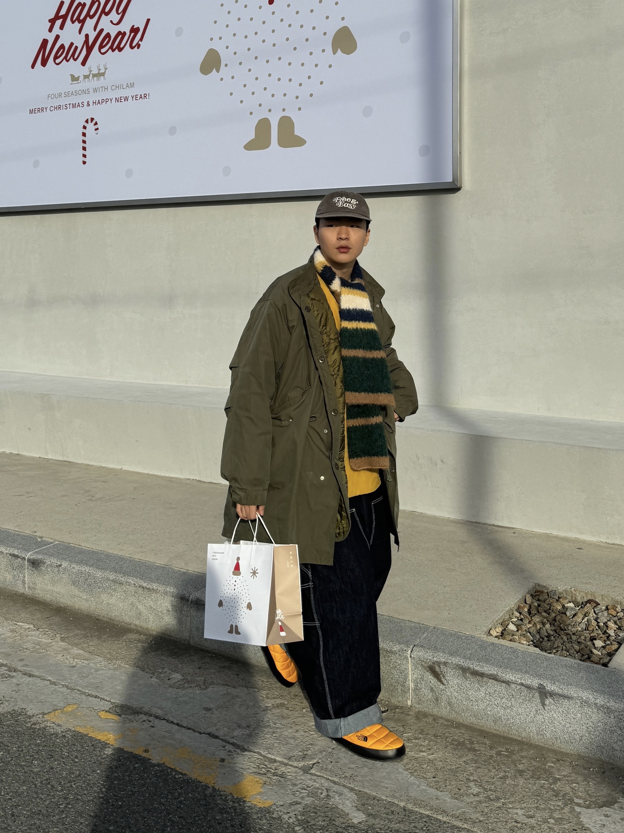 The North Face Thermoball Traction Mule V Summit Gold 착용 스타일