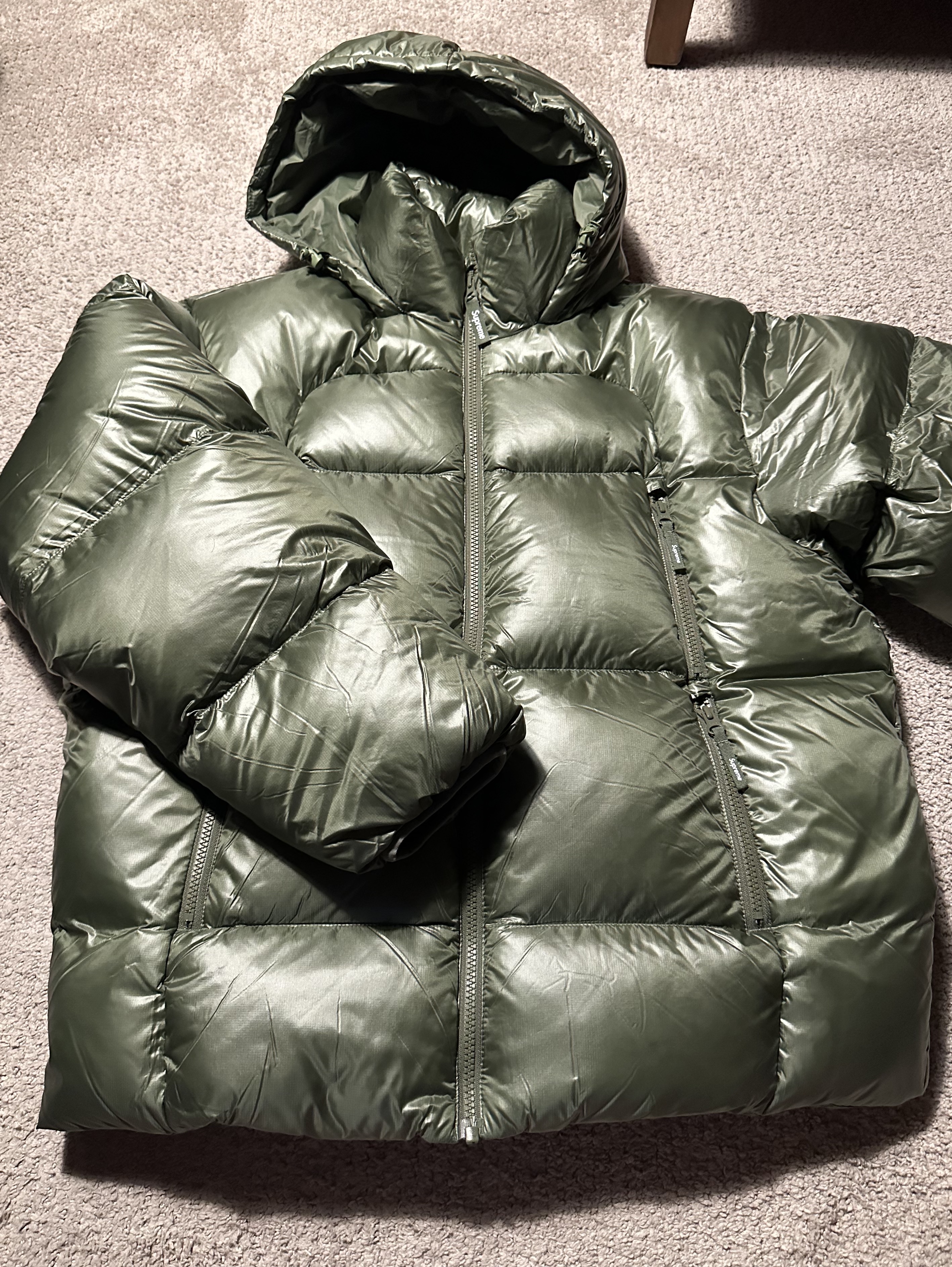 Supreme Featherweight Down Puffer Jacket Olive - 23FW 착용 스타일 - 1