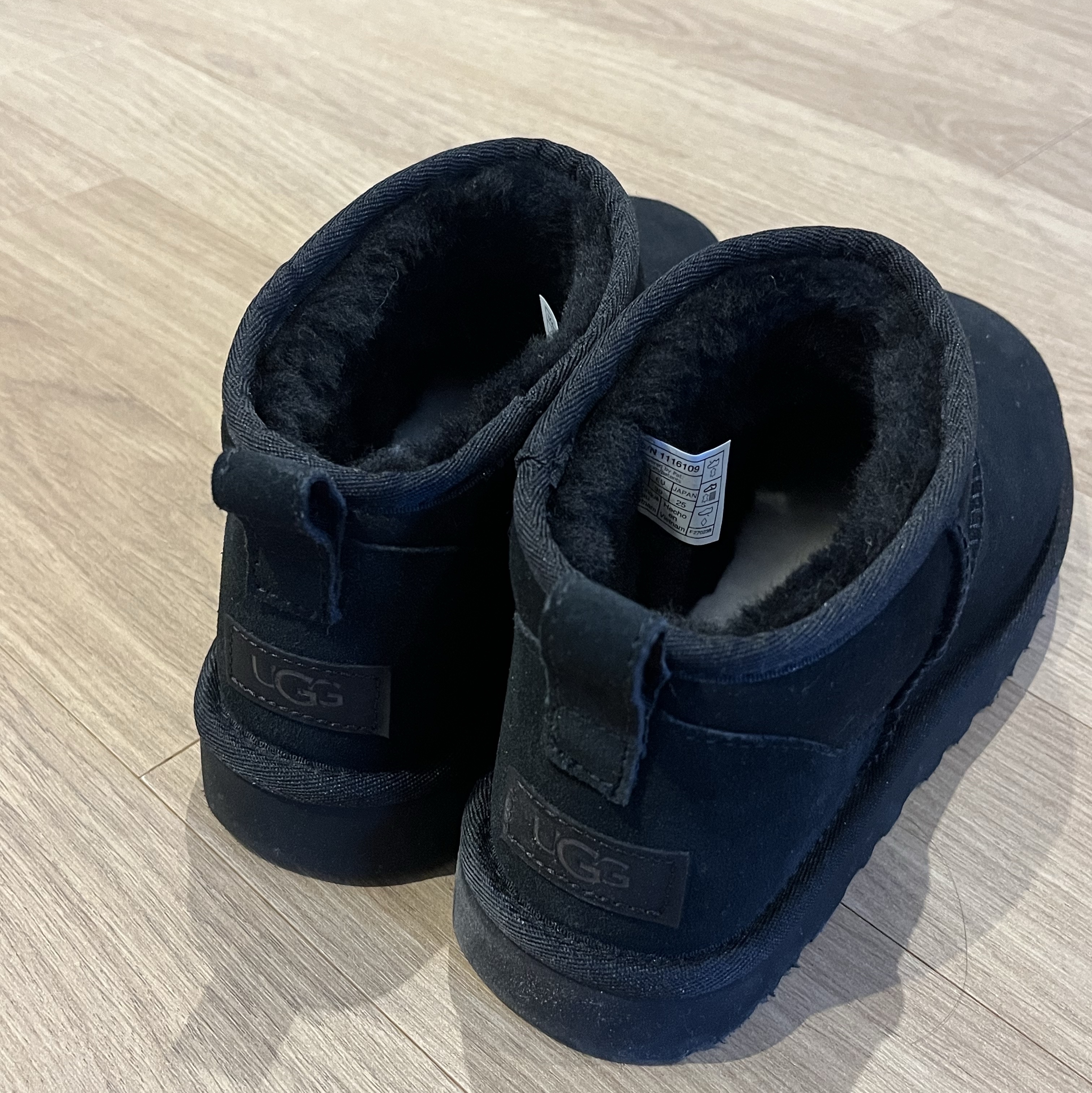 (W) UGG Classic Ultra Mini Boots Black 착용 스타일 - 1