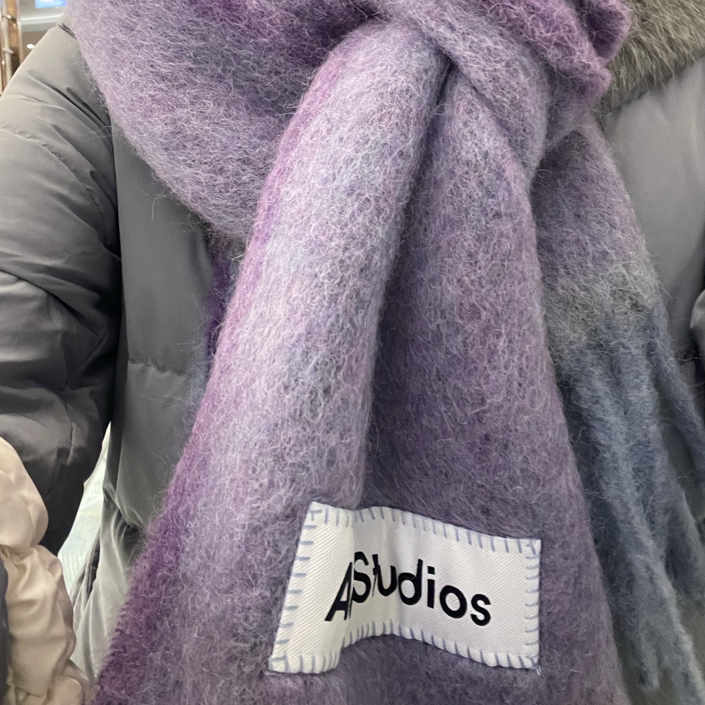 Acne Studios Mohair Wool Fringe Muffler Lavender Purple 착용 스타일