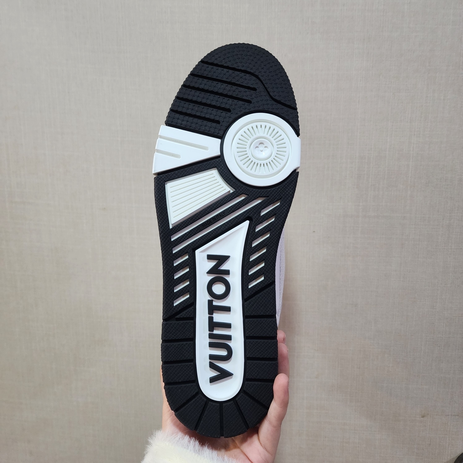 Louis Vuitton LV Trainer Sneakers Black 착용 스타일 - 5