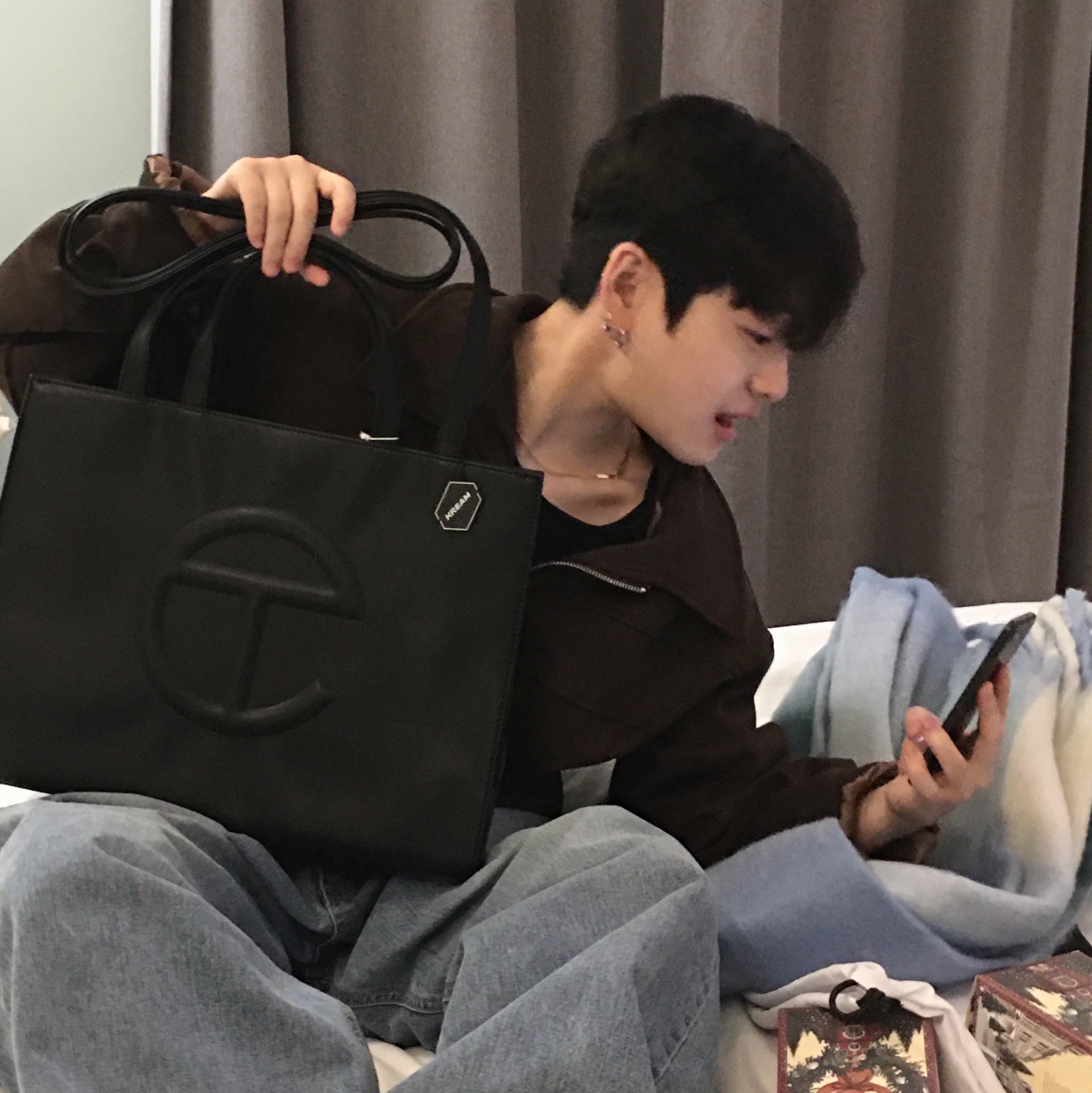 Telfar Medium Shopping Bag Black, Telfar Large Shopping Bag Black 착용 스타일 - 2