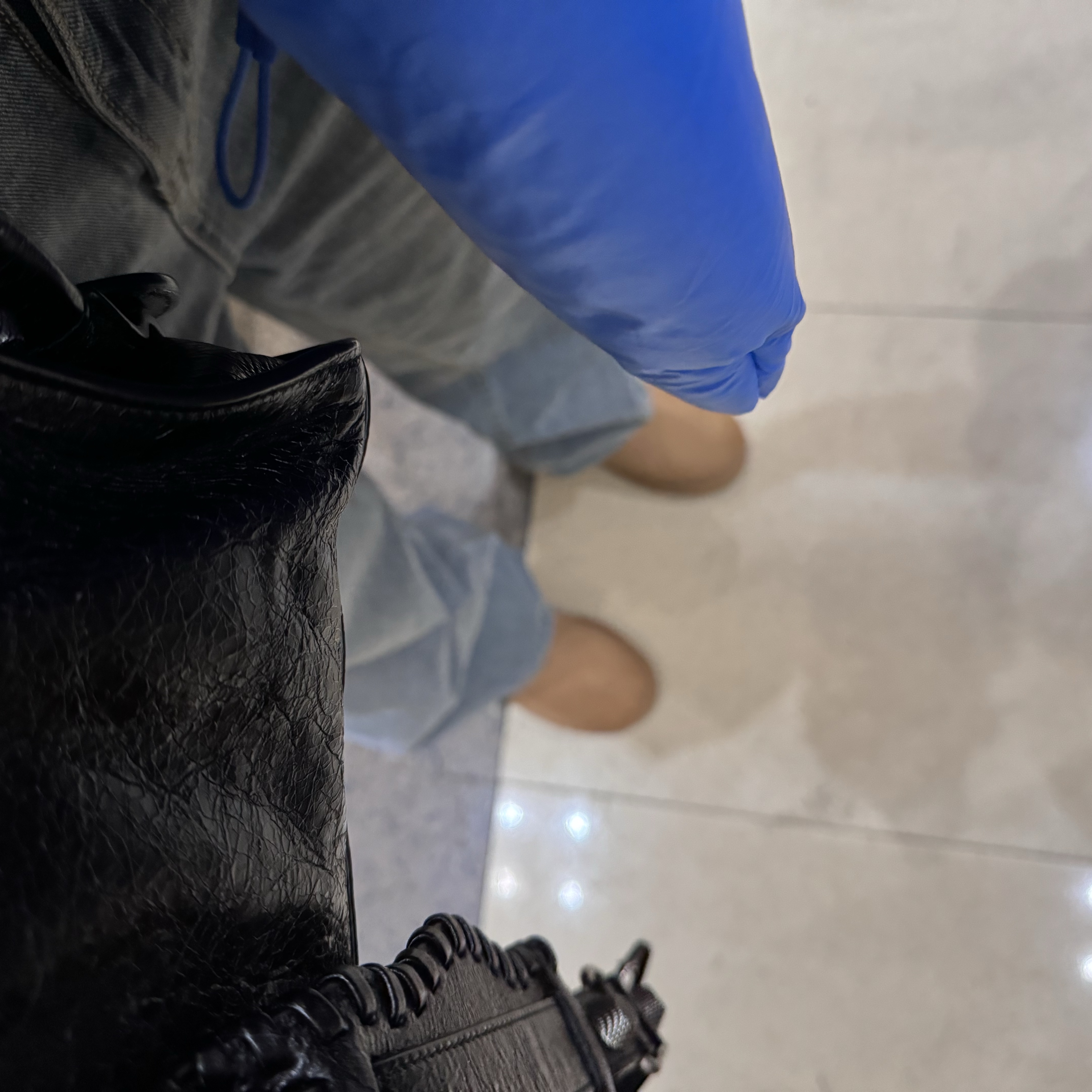 (W) UGG Classic Mini II Boots Chestnut, Yeezy Gap Round Jacket Blue 착용 스타일 - 2