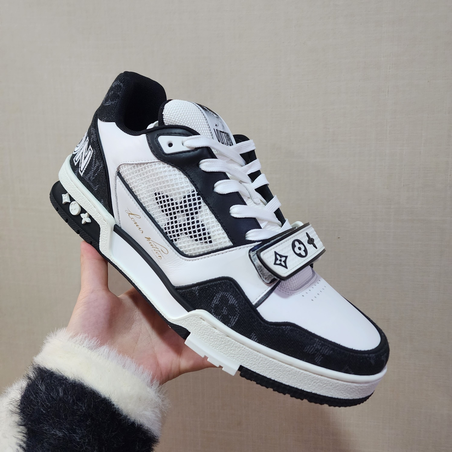 Louis Vuitton LV Trainer Sneakers Black 착용 스타일 - 6