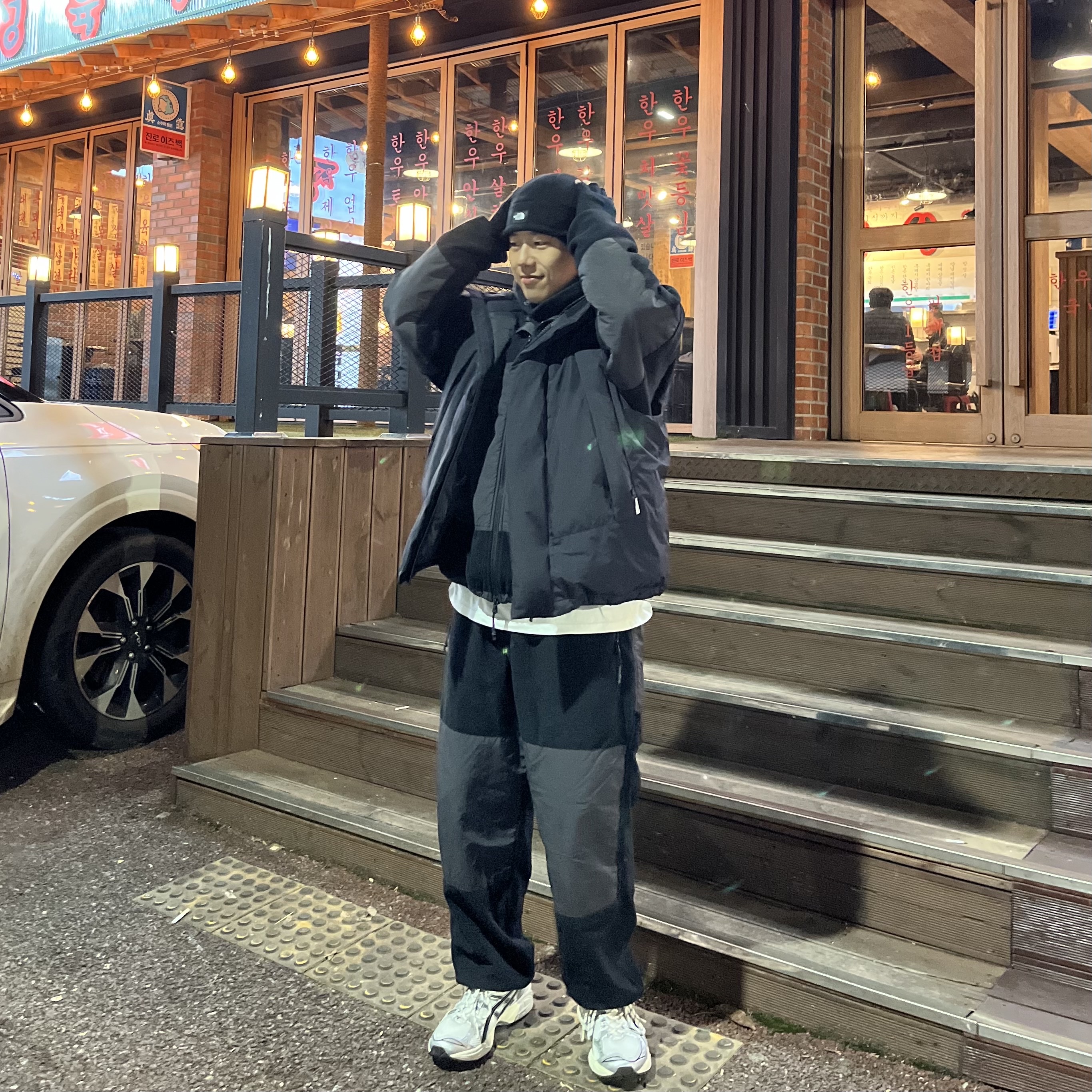 Daiwa Pier39 Gore-Tex Infinium Field Down Vest Black, Asics x JJJJound Gel-Kayano 14 Silver Black 착용 스타일
