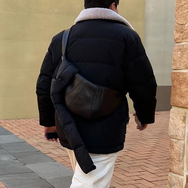 Lemaire Medium Croissant Bag Soft Nappa Leather Dark Chocolate 착용 스타일