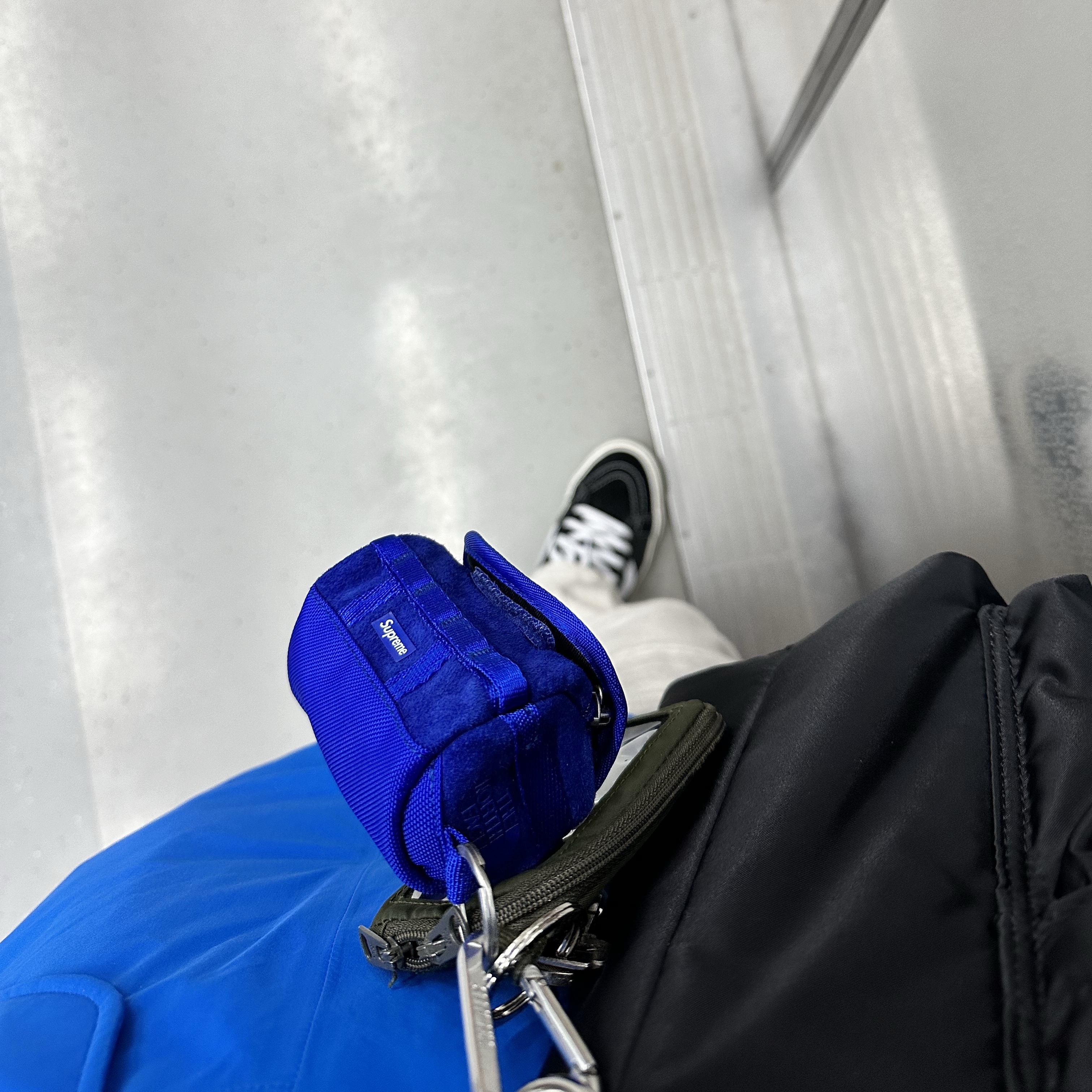 Supreme x The North Face Suede Base Camp Duffle Keychain Blue - 23FW 착용 스타일 - 3