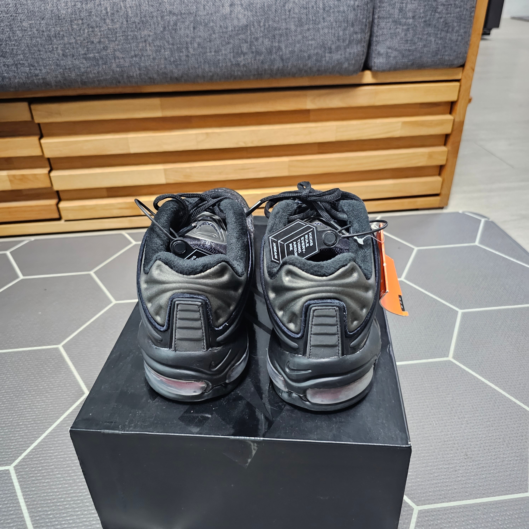 Nike x Skepta Air Max Deluxe Black, Undermycar Zerob Embossed Tactic Flared Jeans Sharkskin - 23FW 착용 스타일 - 3