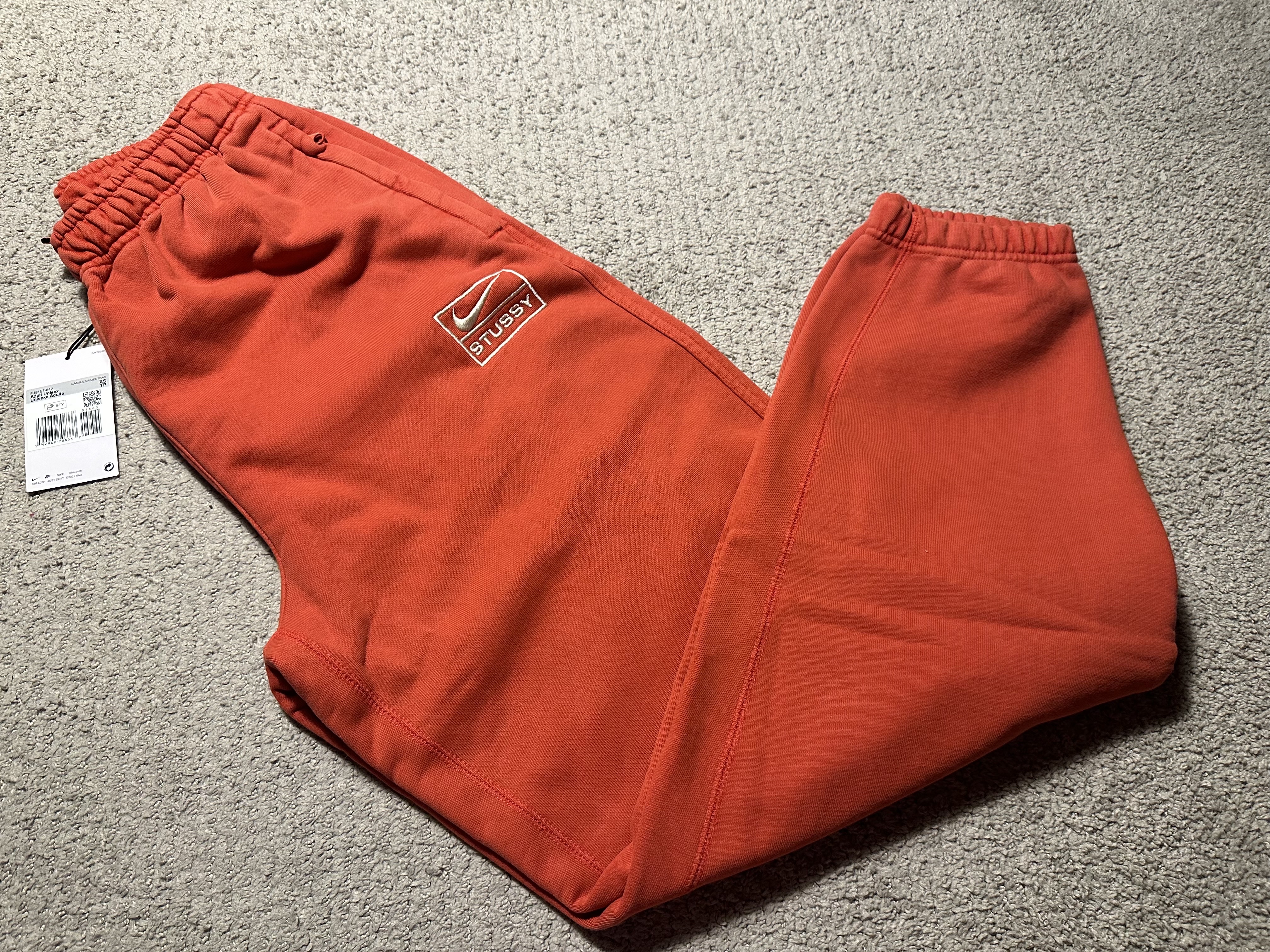 Nike x Stussy Long Sleeve Top Fireberry (FJ9164-615), Nike x Stussy Pigment Dyed Fleece Pants Habanero Red (FJ9157-642) 착용 스타일 - 6